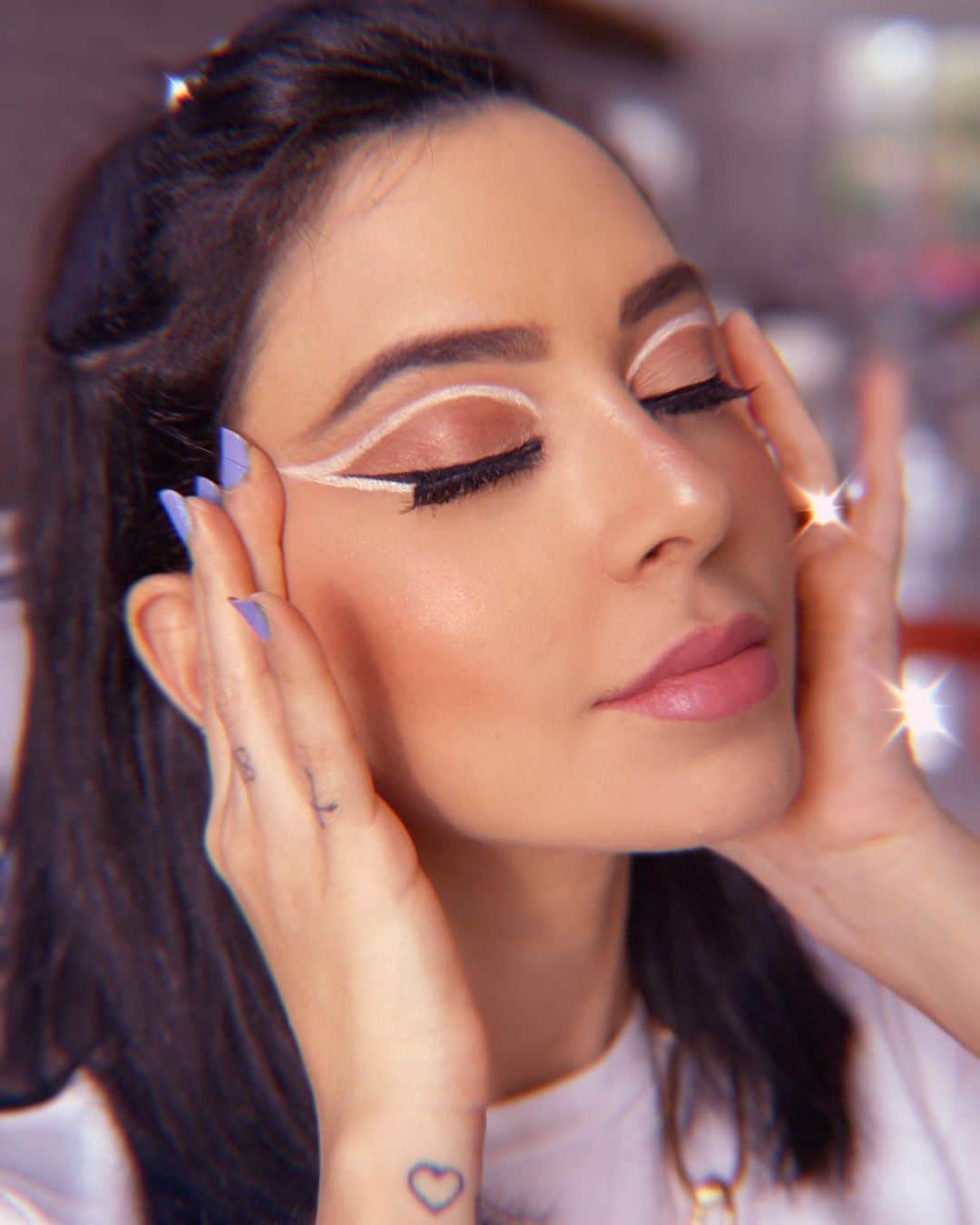 Gabriela Salesのインスタグラム：「Por que Ariana Grande tá chorando? Vai ter IGTV dessa make, beninas e beninos. Aguardem ⚡️ -  #makesricademarre」