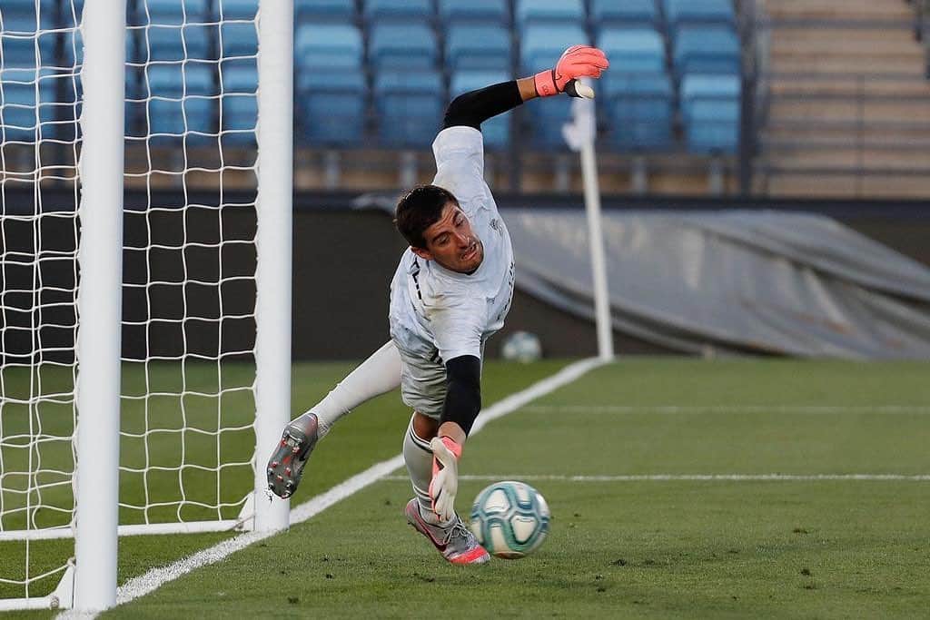 ティボ・クルトゥワのインスタグラム：「En el Di Stefano y de blanco... 😏 Que gran sensación! 🤍 #HalaMadrid」