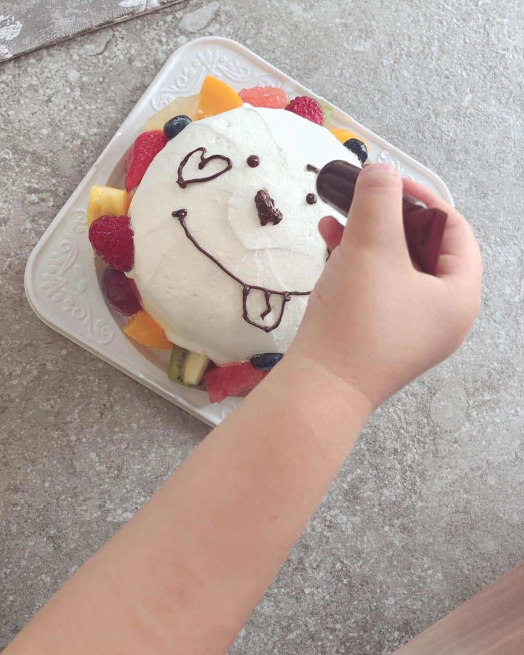 田中涼子のインスタグラム：「おともだちへ❤️ #バースデーケーキ #お絵かきケーキ #チョコペン難しい」