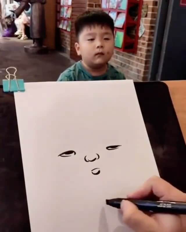 naildecorvideosのインスタグラム：「He looks impressed 💕😂」