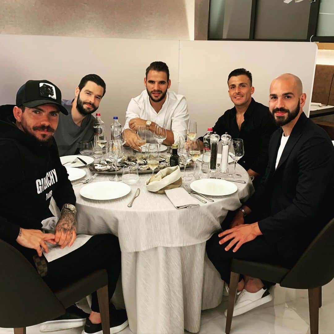 ジュリオ・ドナーティのインスタグラム：「Fish & Friends 😁🍣🐙」