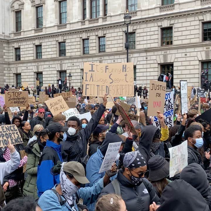 メイジー・ウィリアムズのインスタグラム：「the vibes were immaculate and this energy isn’t going away.  as someone with a following, i felt a responsibility to post petitions, podcasts and little snippets of knowledge for people to get involved with #blacklivesmatter this week. but to be quite honest, i just wanted to sit and read. i wanted to understand. i had nothing to say and everything to learn.  there’s many sayings floating around right now like “i understand that i will never understand. yet i stand...” and it’s poetic and lovely and it makes us feel nice. but what does it even mean?  watching hate crime video after police brutality video only desensitises yourself to the murder of innocent black people. it’s poison and it’s sadistic. it’s important that the truth is revealed and justice is served. but clicking and watching a video like that will not solve the problem. it’s not enough to simply witness these atrocities, feel awful, and do nothing.  it’s time to step away and look at yourself on the inside (and I’m talking to myself too). knowledge truly is power and if we’re always talking, we’re never learning.  it’s time to be anti-racist. now is not the time for white guilt or defensiveness. ask yourself how you want the world to change. then change it, starting with yourself and the people you love.」