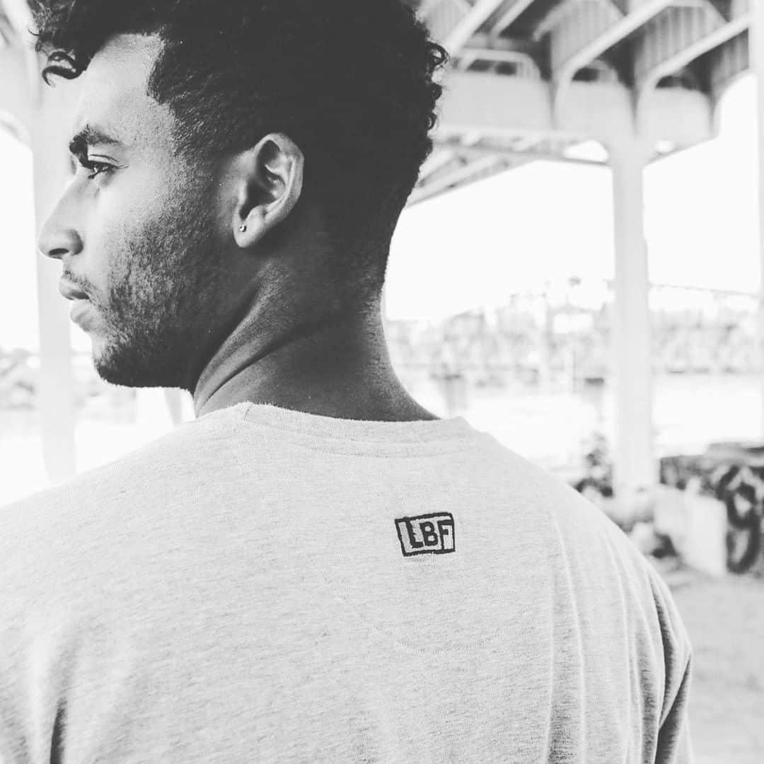ジェディオン・ゼラレムのインスタグラム：「I am a BLACK MAN!.....I build....I don't tear down other BLACK MEN! I have felt the pain of being torn down and I have decided I will be deliberate about building others! With all the negativity going around let's do something positive!!🌟 💫 Upload 1 picture of yourself...ONLY you. Then tag as many brothers to do the same. (FB only allows 50). Let's build ourselves up, instead of tearing ourselves down. 🖤🖤 COPY AND PASTE 🖤🖤 If I tagged you, don't disappoint me!! ✊🏾✊🏾✊🏾✊🏾✊🏾」