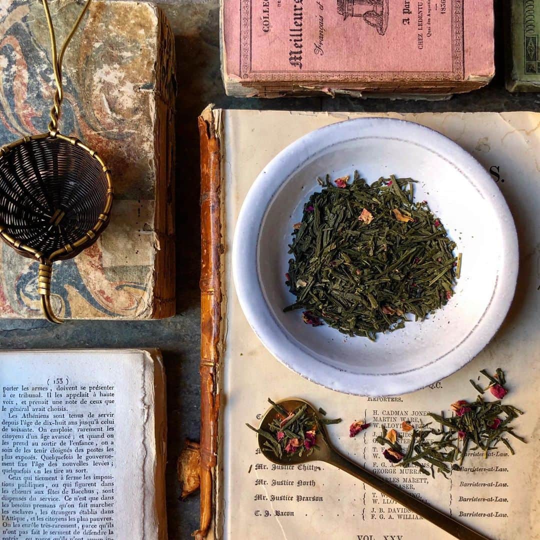 H.P.DECOさんのインスタグラム写真 - (H.P.DECOInstagram)「【RECOOMEND】 お茶を"身近で日常的な贅沢"として提案するNYのティーブランドBELLOCQ。初夏にお勧めのお茶をご紹介します。 . 「NO.20 KIKUYA」 有機栽培された日本産の煎茶にブルガリア産の薔薇の花びらと香りを散らした、魅惑的で艶のあるブレンドです。このお茶は羽織芸者の始祖と呼ばれた深川の芸者"菊弥"へのオマージュとしてブレンドしました。  水出しでお召し上がりいただくと、より茶葉の甘みを感じられます。キンと冷やしたアイスティーと共に、涼やかなひと時をお過ごしください。  #bellocq #bellocqteaatelier #kikuya  #べロックティー #お茶 #ブレンドティー #ny #astierdevillatte #アスティエドヴィラット #interior #art #hpdeco #hpdecoaosando #アート感のある暮らし」6月6日 21時40分 - atelier_ma_vie