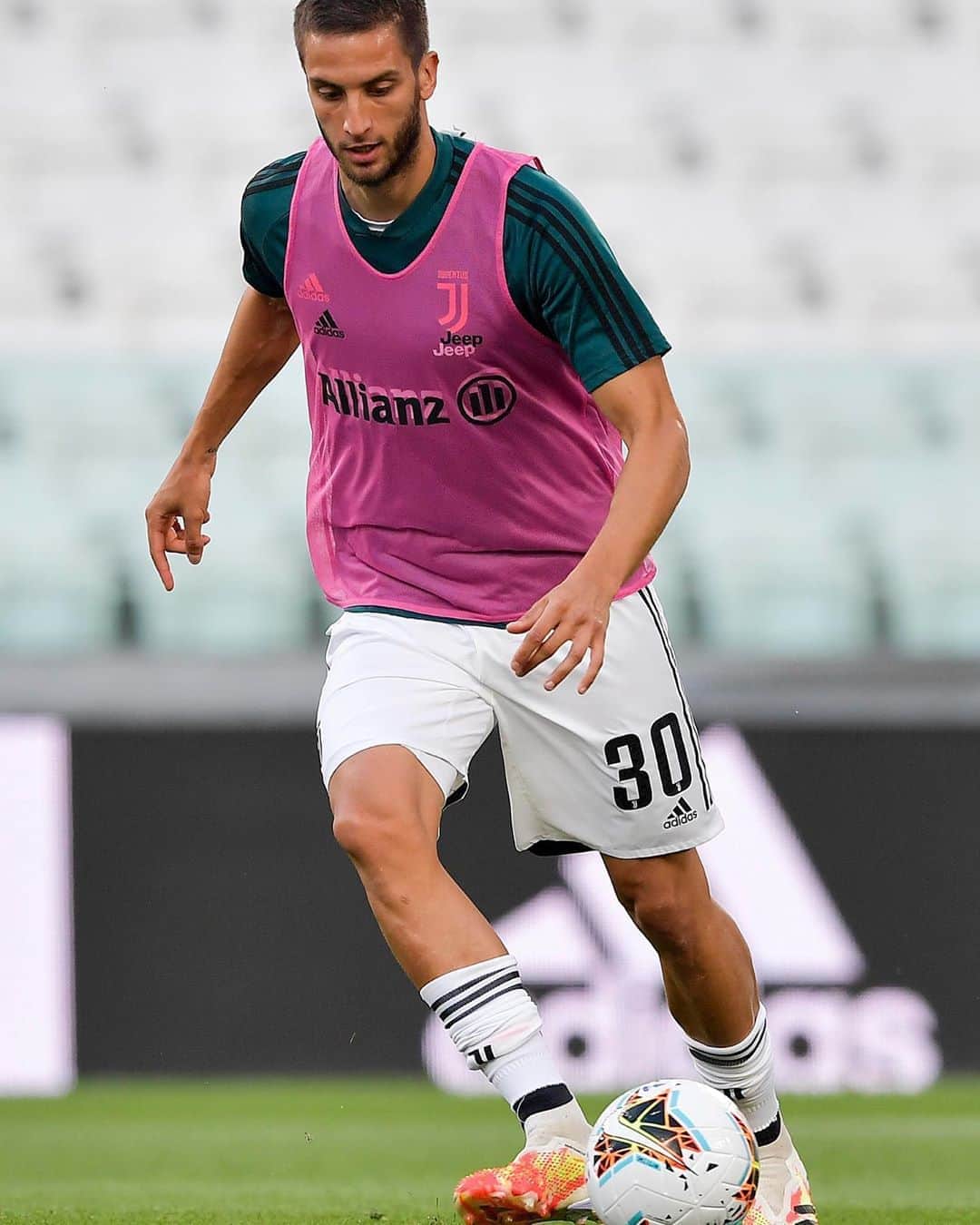 ロドリゴ・ベンタンクールのインスタグラム：「Ieri allenamento nel nostro stadio ⚽ #BackHome ⚪⚫ @juventus  Ayer entrenamiento en nuestro estadio ⚽ #BackHome ⚪⚫ @juventus」