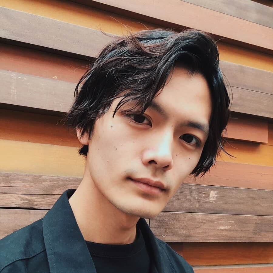 長坂 睦生のインスタグラム：「やっと髪を整えまして。﻿﻿ NYに行くと毎回泊めてもらってた﻿﻿ hiroにカットしてもらったよ。﻿﻿ 昨年末？くらいから日本戻って来て﻿﻿ サロンをやっておる！﻿﻿ 帰国して久々に会った、、！﻿﻿ プライベートで会ったこととか1度もなかったのに﻿﻿ 3年ぶりに突然lineで﻿﻿ ny行ったら泊めてくれますか？って言ったら﻿﻿ 当時快くかはわからんけども笑﻿﻿ 狭いけどいいよって言ってくれて🙇🏻﻿﻿ それからパスポート更新して、便とって﻿﻿ エスタとって10日後くらいに出国した笑﻿﻿ このときのスピード感はとてもよかった。﻿﻿ 日本からのお土産はお菓子と﻿ 何故か指定のコンタクト液がほしいと。﻿ 現地では帰りが遅いの心配してくれたり、﻿﻿ せっかくアメリカきたのに﻿﻿﻿﻿ いきなりステーキ連れてかれたり﻿﻿ この前家の前で発砲事件あったよ言われたり 凄くお世話になった。 line見返してるけど色々面白くて﻿﻿ 思い出すとキリないからこれくらいで。﻿﻿ 日本で会えるようになって嬉しいけど﻿﻿ また一緒に向こうも行きたいなあ✌︎」