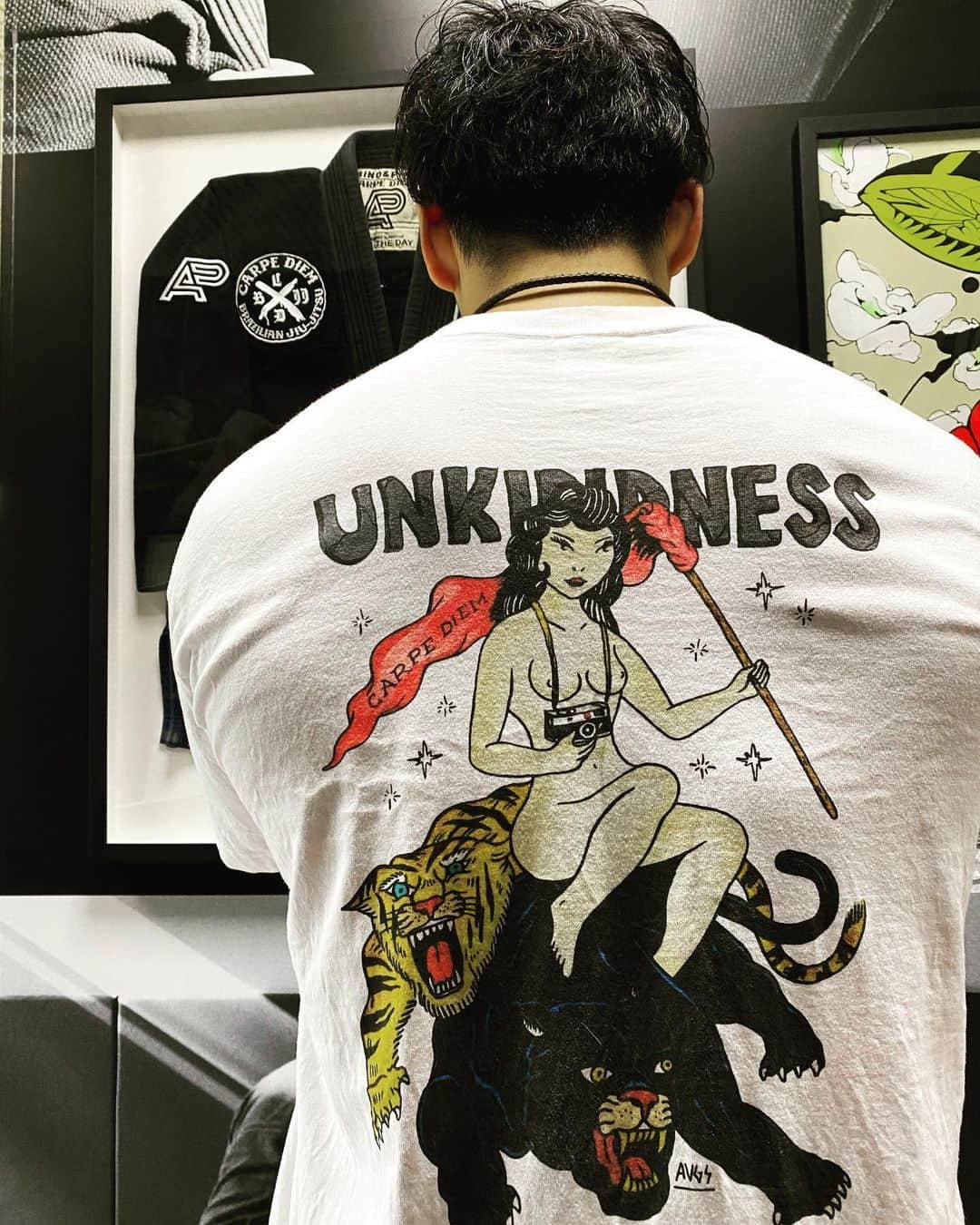山本俊樹のインスタグラム：「- 「unkindness」 @unkindness_kindness  @avggs さんの絵が描かれた @sasutei  ブランドのtシャツ  最高にイケてます！」
