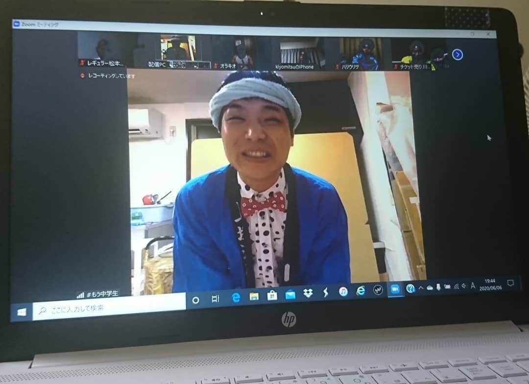 のインスタグラム：「『バンビーノ藤田夫婦～オンライン結婚式～』に参加させてもらいました♪リモートならではの余興コーナーありでめちゃくちゃ盛り上がっておめでたい式でした(*^^*) 藤田夫婦おめでとうございます♪ ※写真は「もう中学生」がお祝いの余興で部屋から移動して外に出たらWi-Fiが弱く画面がしばらく固まってしまったハプニングの時の写真です♪  #バンビーノ藤田 くん#オンライン結婚式 #おめでたい #もう中学生 #電波状況悪い #ハプニング #レギュラー松本 #あるある探検隊 #zoom」