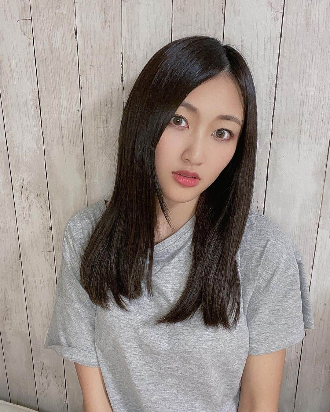 上枝恵美加さんのインスタグラム写真 - (上枝恵美加Instagram)「なーんと、10年ぶりくらいにロングヘアになりました🖤 いや、#シールエクステ なめてました。すんごい自然なの！ 気分がうきうきです☺️笑 ． ． シールエクステ認定サロンの KANNA 大阪店でして頂きました！ ． ． #KANNA #シールエクステ」6月6日 21時34分 - emika_kamieda