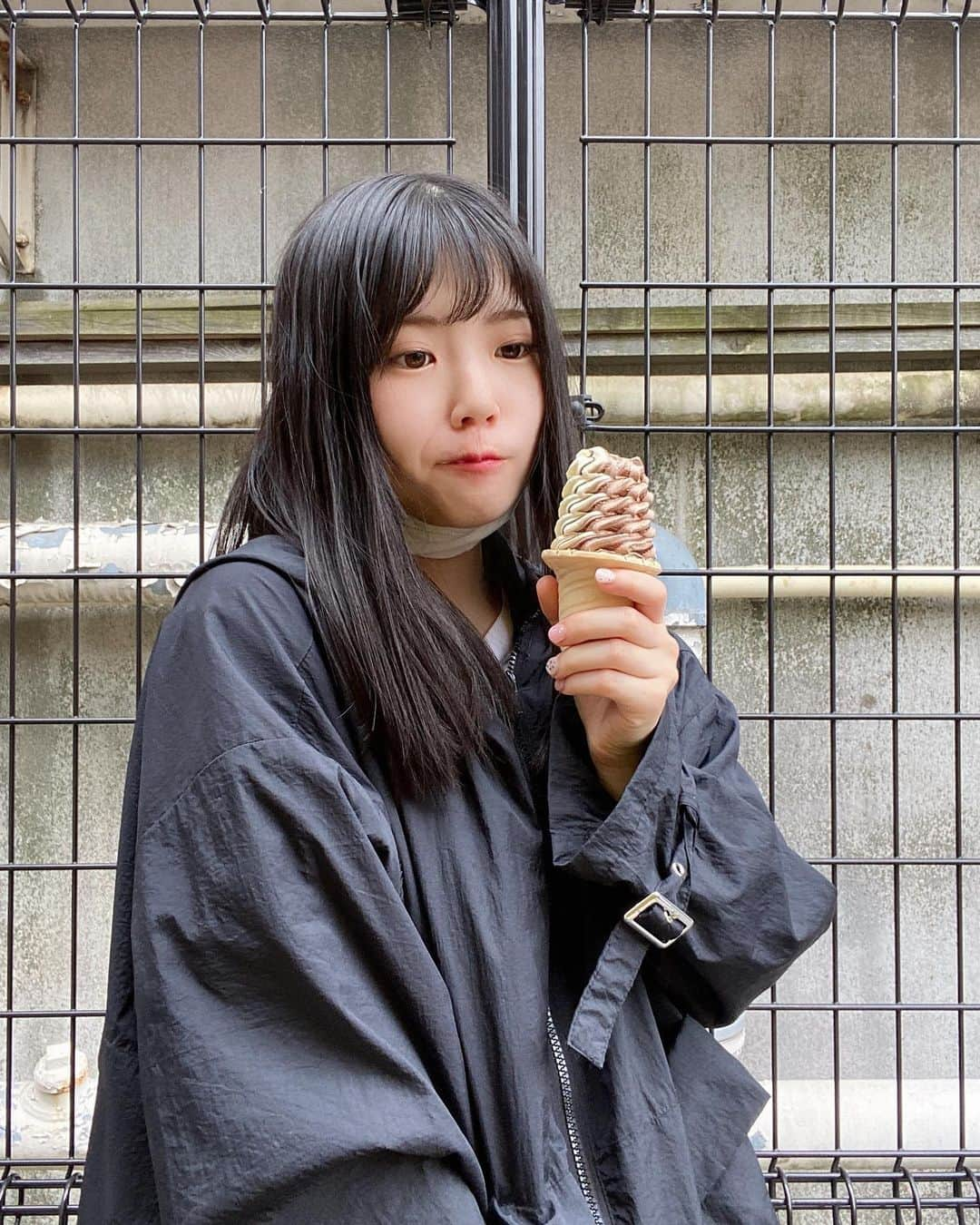 出口結菜さんのインスタグラム写真 - (出口結菜Instagram)「《🏪#glico #スナオ》﻿ ﻿ 🍦SUNAOチョコ&バニラソフト（¥120ぐらい）﻿ ﻿ ﻿ ﻿ ダイエット中にどうしてもアイスが食べたい方！！﻿ ﻿ ﻿ 私はダイエット中じゃなくてもこのソフトクリーム選ぶ😦💗﻿ ﻿ ソフトクリームってコンビニは結構高いイメージやけど、これはめっちゃ高い！ってわけじゃないし、﻿ ﻿ 糖質カット❕❕❕❕❕﻿（10g以下😳） ﻿ ﻿ ﻿ たくさん種類があるし、糖質オフやからと言って﻿ 美味しくないわけじゃないし、﻿ ﻿ ほんまにオススメ！﻿ ﻿ ﻿ 何個食べてきたかわからんぐらい食べてます🙂🙂🙂﻿ ﻿ ﻿ \最後の顔、、笑/﻿ ﻿ ﻿ ﻿ #sunao #sunaoアイス #glico #グリコ #江崎グリコ #アイス #ソフトクリーム #🍦 #糖質 #糖質オフスイーツ #糖質オフダイエット #ダイエット #ダイエット食品 #ロカボ  #コンビニ #コンビニダイエット #コンビニスイーツ #コンビニアイス #🏪 #スイーツ #sweets #チョコレート #バニラ  #instafood #instagood #instalike #instagram #lfl #ラビグルメ」6月6日 21時49分 - yui_laby0622