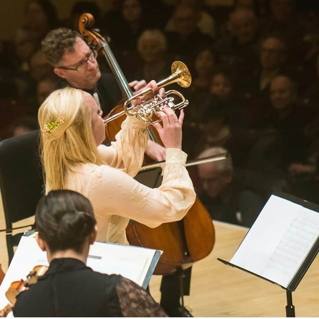 ティーネ・ティング・ヘルセットのインスタグラム：「Today I was supposed to play at @carnegiehall with my dear friends @orpheuschamberorchestra 😍 I still can’t get my head around this crazy situation the world is in, but I’m hoping that it will all get better soon. I can’t wait to get back to playing concerts for people again! Hopefully I’ll also get to make music in this particularly wonderful space in not too long 🤞🤩 I miss you guys! Here are some memories from my last project with Orpheus in Carnegie Hall in 2018 ❤️ #iwanttoplayforpeople #washyourhands #staysafe #coronagoaway (📸 @omd17 @sebastianhaukas)」
