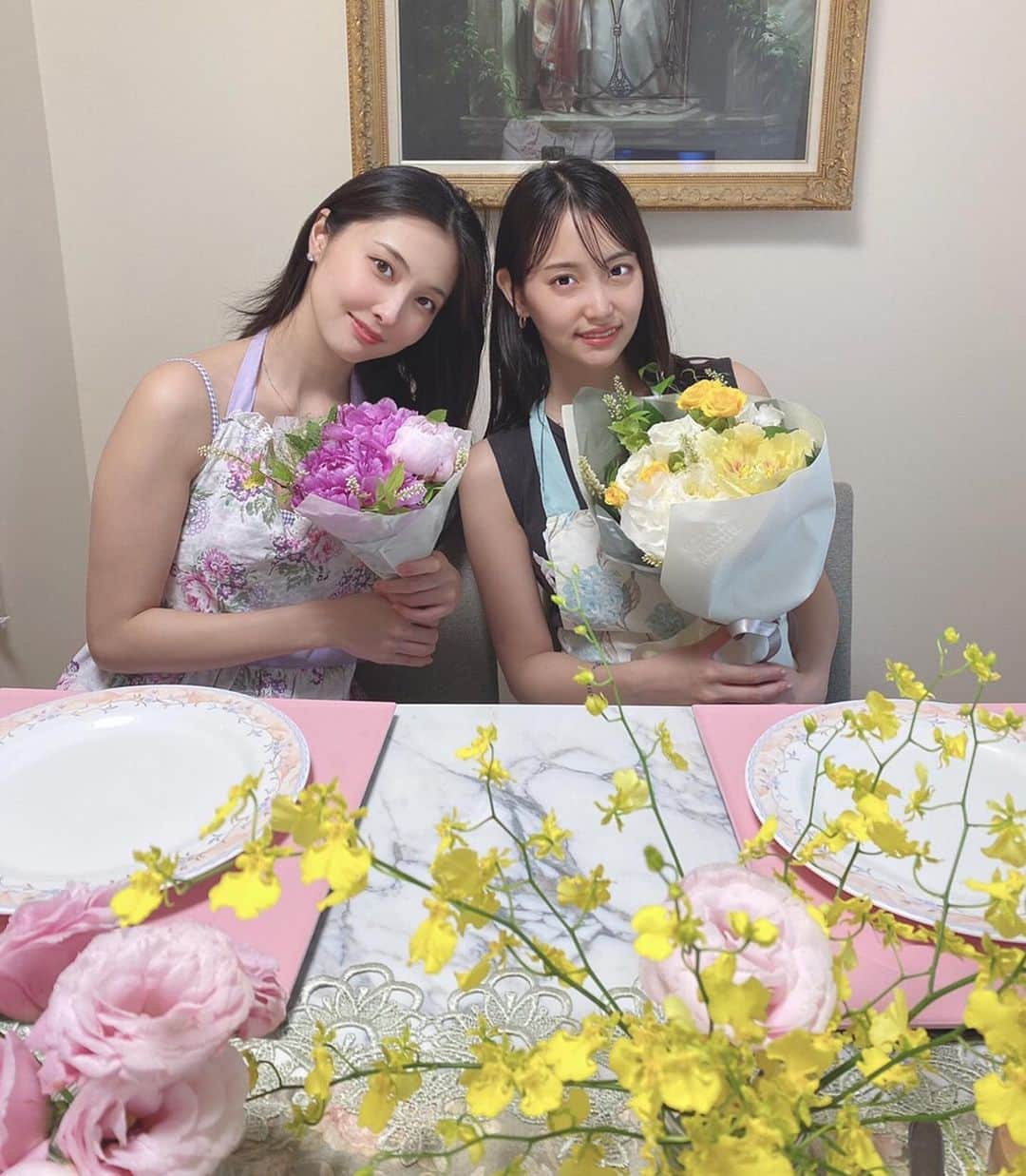倉岡生夏のインスタグラム：「お料理教室💓 ・ ・ ・ 先日は、大石えりさん @erioishitokyo  永尾まりやさん　@mariyagi_san  がお料理教室に来てくださいました💓 ・ ・ 今回はグルテンフリーのクレープ生地を作って無農薬野菜でサラダやマリネを作りました💓 クレープ生地のレシピはプロフィールから飛べるレシピブログに載せました⭐️ ・ ・  自粛で遅くなりましたがささやかですがまりやさんのお誕生日にお花をおくりました💐 お2人はいつみても可愛くて、(自粛しててもこんな可愛いの？w) 美意識がたかまりました💓 ・ ・ こうやってお料理教室少しずつできて嬉しいです^_^ ・ #料理教室 #デリスタグラマー #大人可愛い  #愛され料理 #クッキングラム #レシピ #グルテンフリー  #サラダレシピ  #delistagrammer  #gurutenfree  #おうちカフェ #無農薬 #作りました #2人 #グルテンフリ」