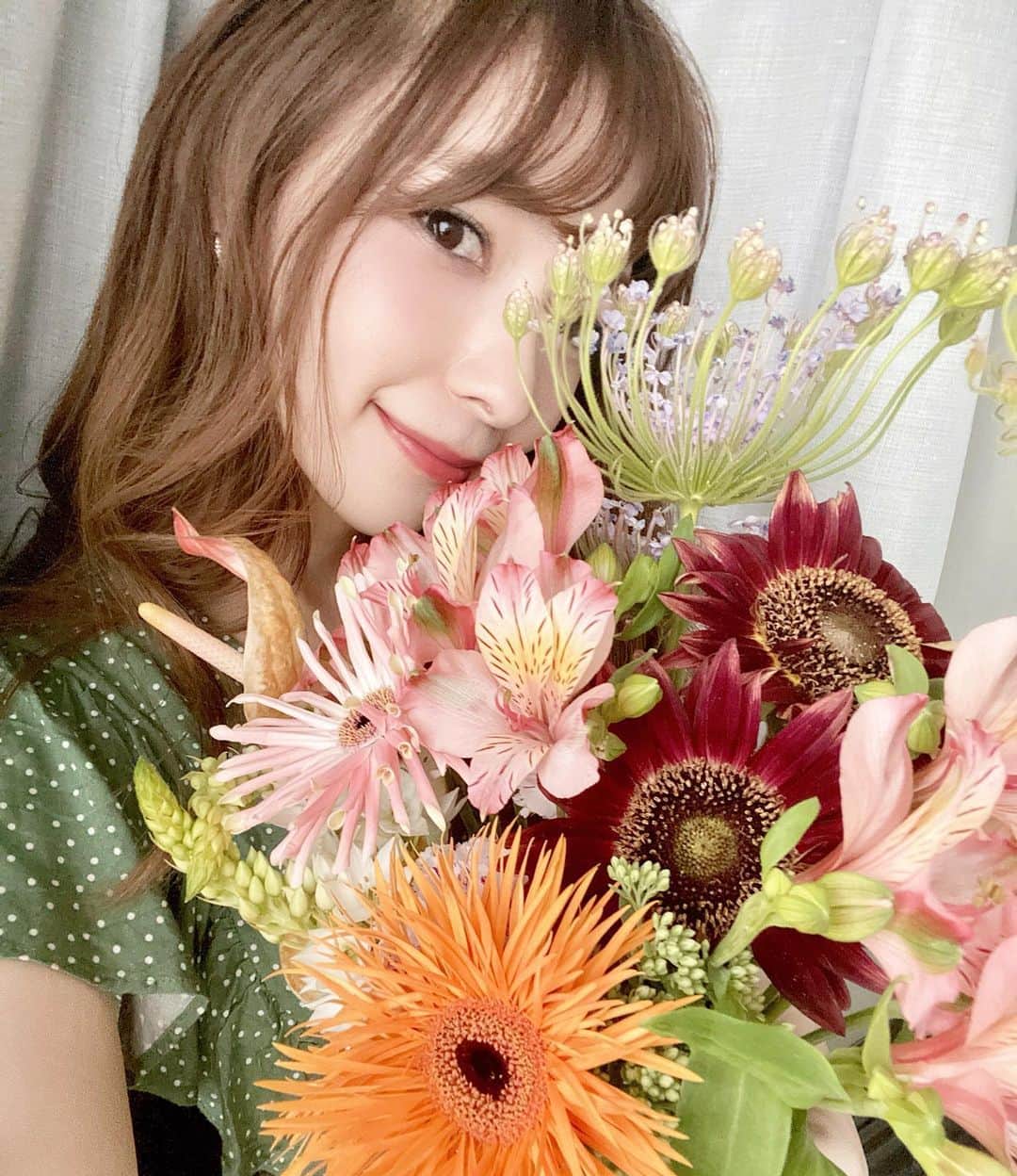 岩根沙恵子?さえみるさんのインスタグラム写真 - (岩根沙恵子?さえみるInstagram)「💐愛おしすぎるお花たち🥺🎁 誕生日プレゼントで大阪の大好きなカップルからいただきました😭☆ ほんと花束って嬉しい！ しかも珍しい色味の合わせ方なのだけど、さえが好きな色ですぐお気に入りに！ 可愛すぎて毎日見つめてる😭♡ 本当にありがとう🌸💖 . お花を愛でながら••• お酒を飲みながらあつもりします✌︎🐹💗 . #お花のある暮らし #お花のある生活 #花のある暮らし #お花好き #花束を君に #みどりのあるくらし #緑のある暮らし #緑のある部屋 #生活を整える #おはなのあるくらし #お花と過ごす時間 #フラワーガーデン #お花と私 #花壇のお花 #花を愛でる #ゴルフ女子 #管理栄養士  #季節の花を楽しむ #自然と共に暮らす #自然観察 #映えスポット #お花シリーズ #ドット柄ワンピース #花束もらった #はなたば #サプライズ便」6月6日 21時46分 - saemiltiii