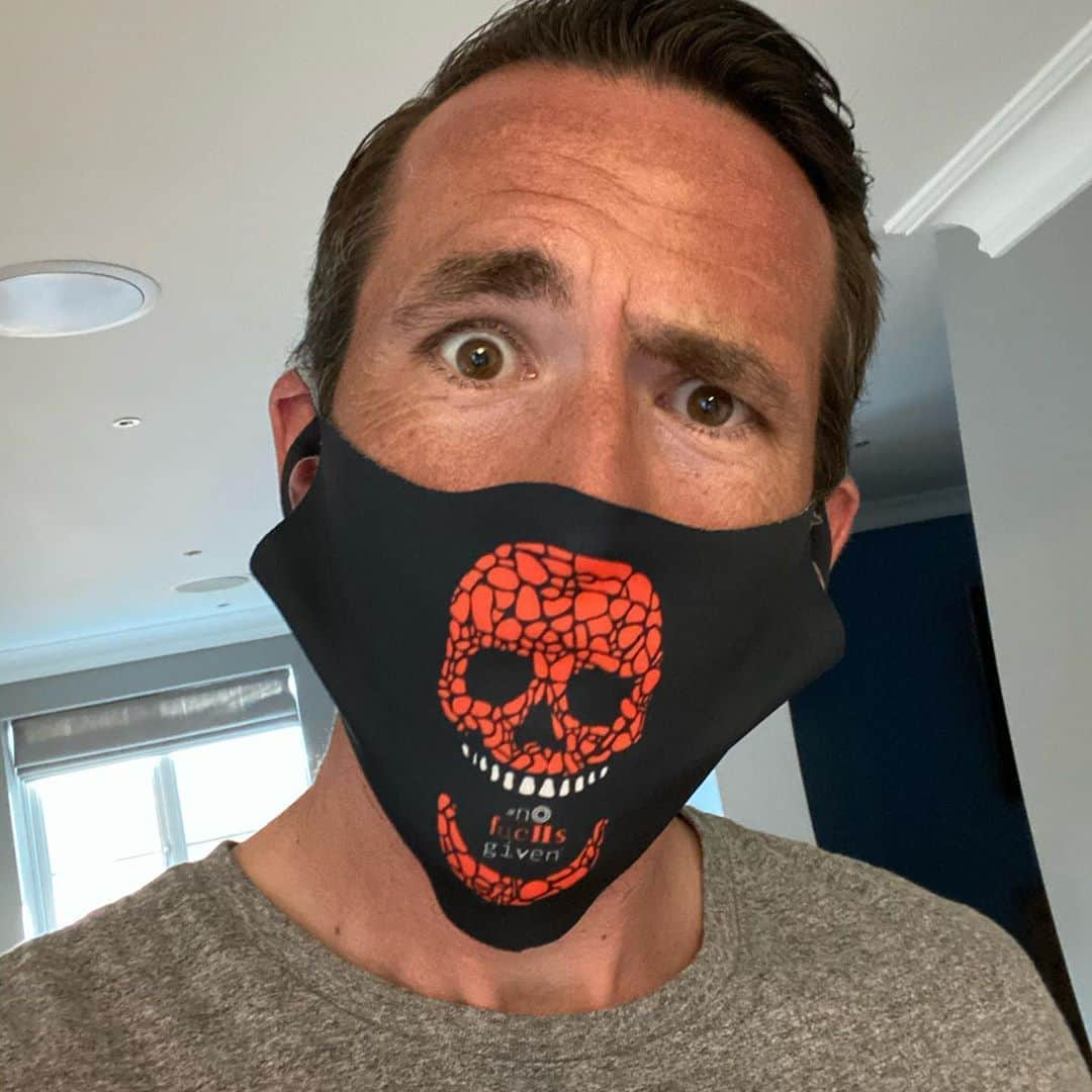 クリスティアン・フックスさんのインスタグラム写真 - (クリスティアン・フックスInstagram)「Wear responsibly and proud! #NoFuchsGiven #StaySafe 💀 www.nofuchsgiven.com/products/nofuchsgiven-face-mask」6月6日 21時50分 - fuchs_official