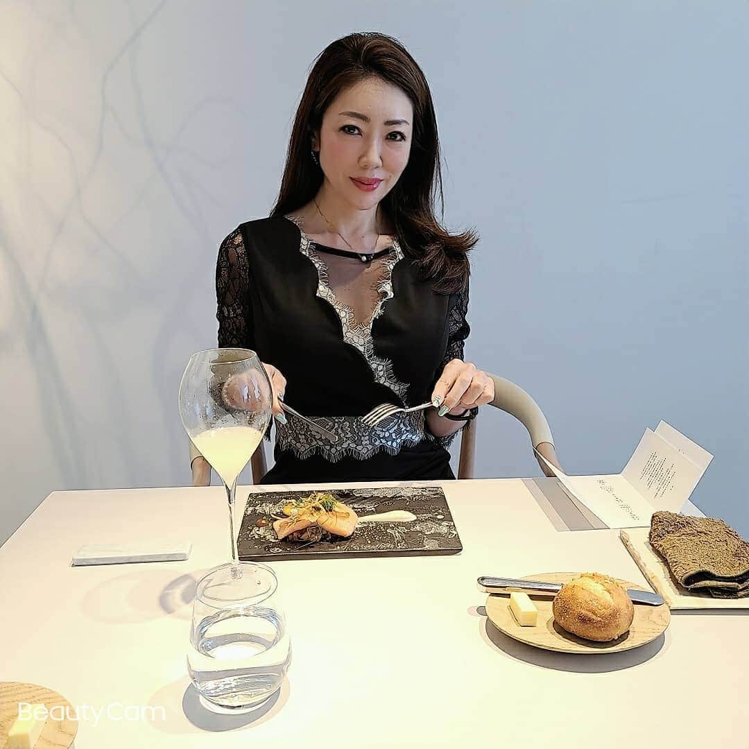 今堀恵理さんのインスタグラム写真 - (今堀恵理Instagram)「名古屋の栄にあるミシュラン2つ星のフレンチ『Reminiscence(レミニセンス)』 カンテサンス、HAJIME、出身の  @masakikuzuhara  シェフ  のお料理。  余韻と記憶がテーマ メニュー構成も面白いし、お料理は順番に12も出てきます！ すごいこってて楽しいし美味しい  食べログは4.40です  シンプルでありながらも洗練された空間がセンスいいし、サービスなども徹底されてます  良かったですよ  私のコーデ  @sobre_dress 　のワンピースと  @s_pearl_kobe  のアクセサリー  でした  #名古屋グルメ #余韻 #レミニセンス #名古屋フレンチ #ミシュラン2つ星」6月6日 22時05分 - eriimahori