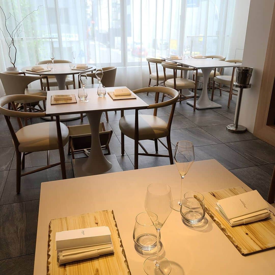 今堀恵理さんのインスタグラム写真 - (今堀恵理Instagram)「名古屋の栄にあるミシュラン2つ星のフレンチ『Reminiscence(レミニセンス)』 カンテサンス、HAJIME、出身の  @masakikuzuhara  シェフ  のお料理。  余韻と記憶がテーマ メニュー構成も面白いし、お料理は順番に12も出てきます！ すごいこってて楽しいし美味しい  食べログは4.40です  シンプルでありながらも洗練された空間がセンスいいし、サービスなども徹底されてます  良かったですよ  私のコーデ  @sobre_dress 　のワンピースと  @s_pearl_kobe  のアクセサリー  でした  #名古屋グルメ #余韻 #レミニセンス #名古屋フレンチ #ミシュラン2つ星」6月6日 22時05分 - eriimahori