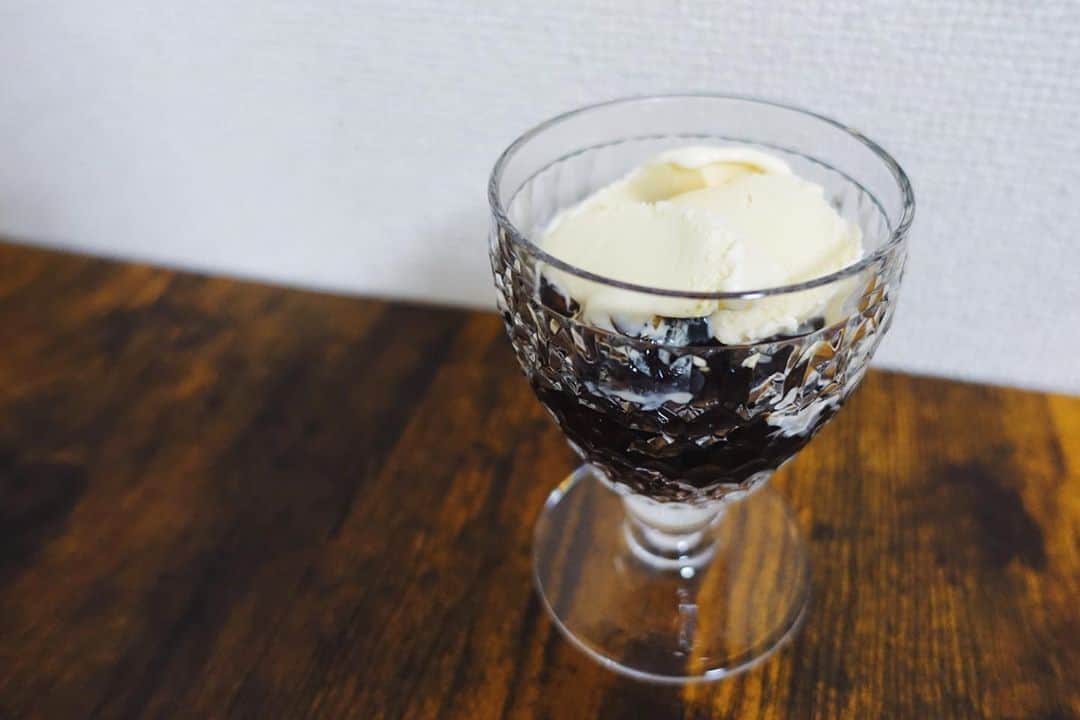 のインスタグラム：「2020.06.06 いつも飲むコーヒーをゼリーにして ハーゲンダッツのバニラを乗せたら 究極の幸せがそこにあった。 うんめっ〜！ ..... #foodie #おうちカフェ #コーヒーゼリー #デザート #ハーゲンダッツ #コーヒーゼリーにするなら豆は深煎りがおすすめ #コーヒーゼリー部」