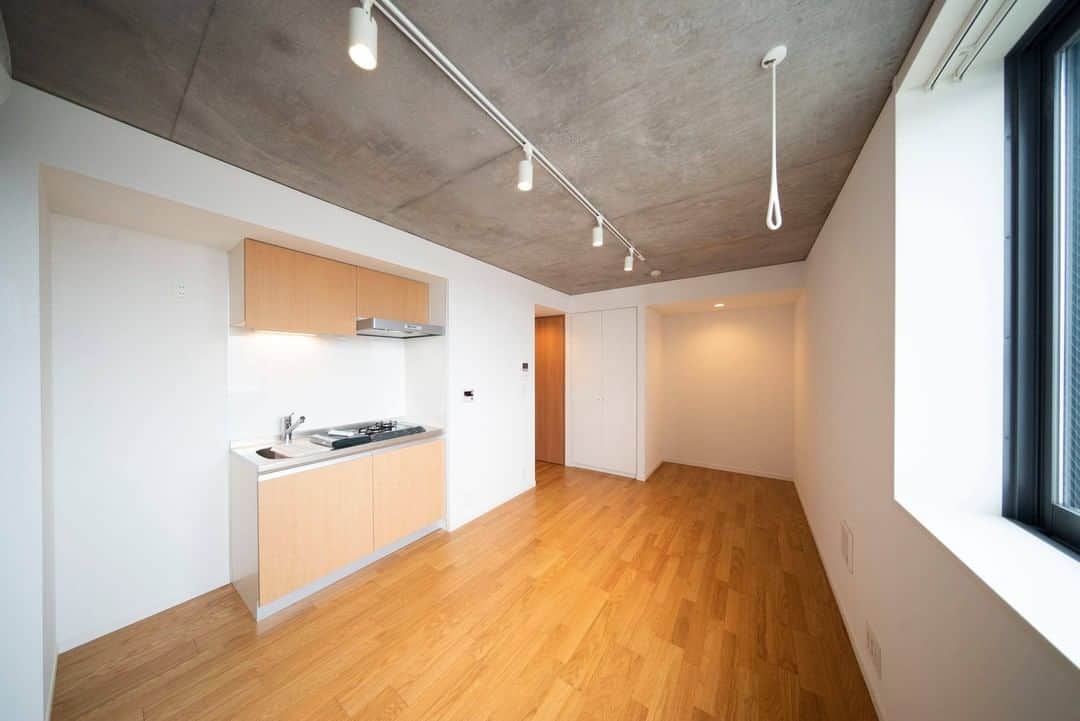 のインスタグラム：「『下北文化 402』﻿ ﻿ ・小田急小田原線下北沢駅 徒歩5分 ・12.8万円・27.68m²・1R﻿ ___________________________________________________________________﻿  下北沢駅と世田谷代田の駅の中間くらい。 2020年3月に建ったばかりの安藤忠雄建築研究所の設計による低層賃貸マンション。 わたしは期待に胸膨らませ、向かったのです。  間取りもさまざま。 こちらは402号室。ひとり暮らしにぴったりのワンルームです。  部屋の奥のこの空間。 なぜだろう、こういう場所に頭をつっこみたくなるのは。 私ならこのくぼみにベッドをおきます。おやすみなさい。  最上階の東向き。 窓の向こうには街が見えていて、きっと朝とか結構明るくなるんだろうな。 ちゃんと朝を感じられるのは、なかなか起きられない私には重要。。 デザイナーズでもレトロマンションでも、 自分の好みに引っかかる何かがある部屋に出会いたいものです。 わたしもそう思いながらもう何年も経ってしまっている…。 若い頃よく行っていた下北沢も最近は印象が変わったように思います。 駅前にはおしゃれなビルやお店がたくさんあって。 また新しい下北文化が生まれていくんだろうな〜。 新しい下北と、新しいお部屋。 暮らしにも新しい光が差し込みそうな予感。 ___________________________________________________________________﻿ ﻿ 「オンラインでお部屋探し」スタートしました💁‍♀️💁‍♂️﻿ ご相談お待ちしております。 ﻿ ﻿ ▼詳細、そのほかのお部屋はプロフィールのリンクから﻿ @setagayakurasson﻿ ﻿ _____________________________________________________________________﻿ ﻿ #せたがやクラソン #せたがやンソン #賃貸 #お部屋探し #世田谷区 #世田谷散歩 #リノベーション #賃貸インテリア #日常 #ひとり暮らし  #下北沢駅 #小田急線  #建築  #オンラインお部屋探し」