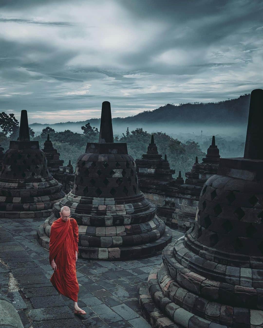 wacameraのインスタグラム：「Borobudur One of the my favorite place in over the world. 信仰することで生きる指針となりいつも歩むべき道を照らしてくれている。 私の人生にも何か支えとなるものがあるのかなぁ、って考えると支えてくれているのは家族や友達で、そしていつだって自分が信じて(破天荒に無鉄砲に)、歩んできたなとつくづく適当に生きることが楽しいと感じる。」