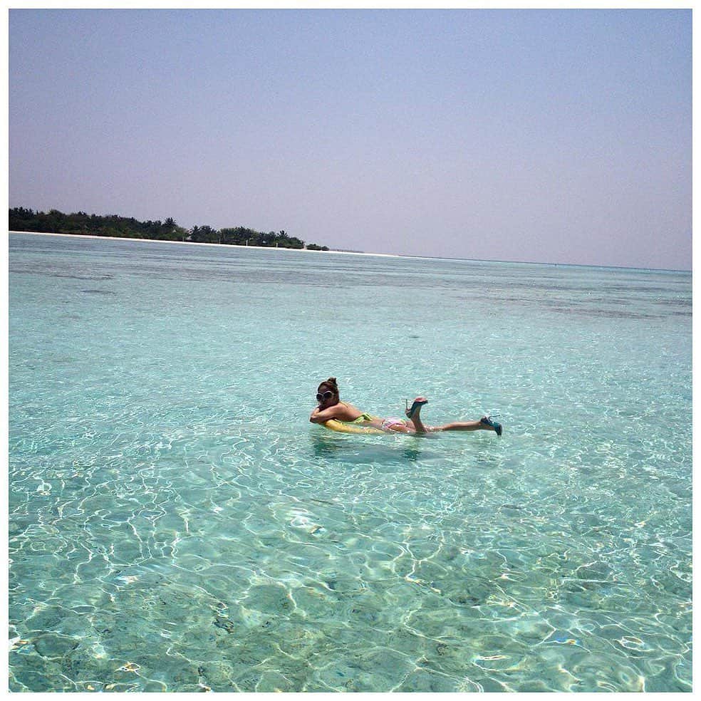 葉月樹里のインスタグラム：「Maldives🇲🇻（スライドしてね👍） . .  ノン加工の海🏖 . . .  #葉月樹里 #soiréeine #ソワレーヌ #Maldives #モルディブ #モルディブレポ」