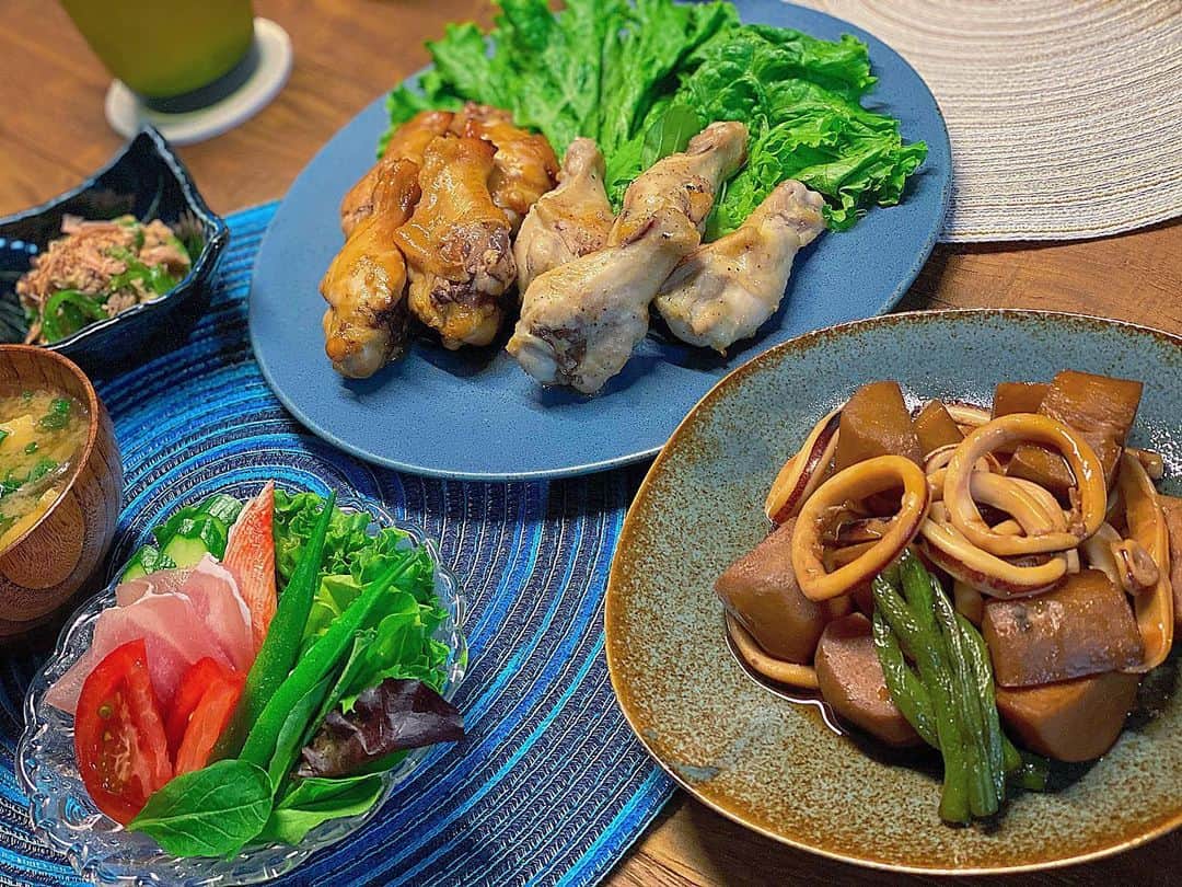 のインスタグラム：「おうち晩ご飯. 今日は、和食の日☺️🥢 ・2種類の手羽元オーブン焼き ・いかと里芋の煮物 ・生ハムサラダ ・ピーマンとツナのおかか和え ・茄子と揚げのお味噌汁 ・ 手羽元のオーブン焼きは、 照り焼きと塩ガーリックの2種類✨ どちらも好きで、選べないので いつも2種類作ってます😂笑 いかと里芋の煮物は、 お出汁をとってじっくり煮込んだので 味がしっかり染みて大好きな一品🥰 ・ ・ この前ストーリーにも載せた、 テーブルブレッド. 🥖 簡単でもちもちで美味しくって 最近の我が家の定番です🥺 明日はパン作りしようかな〜😋💓 #お家ご飯#手作り#cooking #料理#趣味#asakitchen #おうち時間#パン作り」