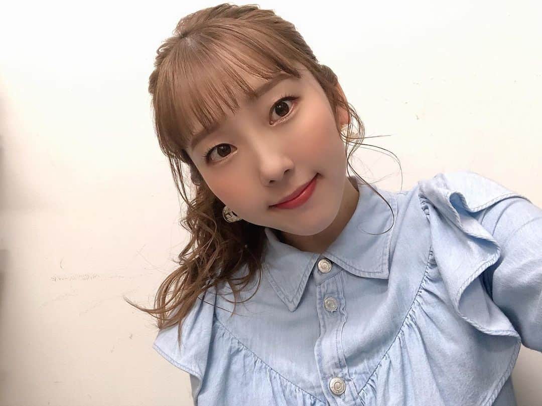 木下望のインスタグラム：「・ ・ 配信ありがとう❤️めっちゃ楽しかった〜❤️ ・ 今日もいい1日でした🎶 今テレビでやってる野ブタ。をプロデュースが懐かしすぎる🥺 ・ ・ #today #todayscode #code #codenate #私服 #私服コーデ #コーディネート #今日のコーデ #zara #ザラ #ワンピース #ワンピースコーデ #デニムワンピース #ポニーテール #ポニーテールアレンジ #巻き髪 #ヘアアレンジ #スタマリ」