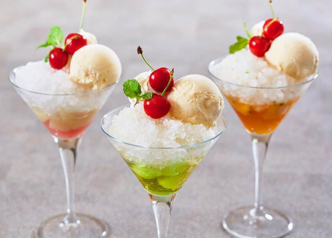 InterContinental Tokyo Bayさんのインスタグラム写真 - (InterContinental Tokyo BayInstagram)「. ハドソンラウンジにかき氷スタイルのパフェが登場🍧 . フルーティなジュレとフレッシュフルーツを贅沢に使用したクリームソーダパフェです。 桃、メロン、マンゴー&パッションフルーツの3種類🍑🍈🥭 . 炭酸水にライチリキュール、シャンパン、ココナッツリキュールを合わせて作ったグラニテをかき氷のように盛り合わせ、バニラアイスとチェリーをトッピング🍒 . シュワシュワとしたかき氷の食感が楽しい大人のクリームソーダパフェをどうぞ💕 . #intercontinentaltokyobay  #intercontinental  #インターコンチネンタル東京ベイ  #ホテルインターコンチネンタル東京ベイ  #hudsonlounge  #ハドソンラウンジ #ホテルラウンジ  #ラウンジ #lounge  #かき氷 #パフェ #メロンソーダ  #メロン #🍈 #桃 #ピーチ #🍑 #マンゴー #🥭 #グラニテ #さくらんぼ #チェリー #🍒」6月6日 22時15分 - intercontitokyobay