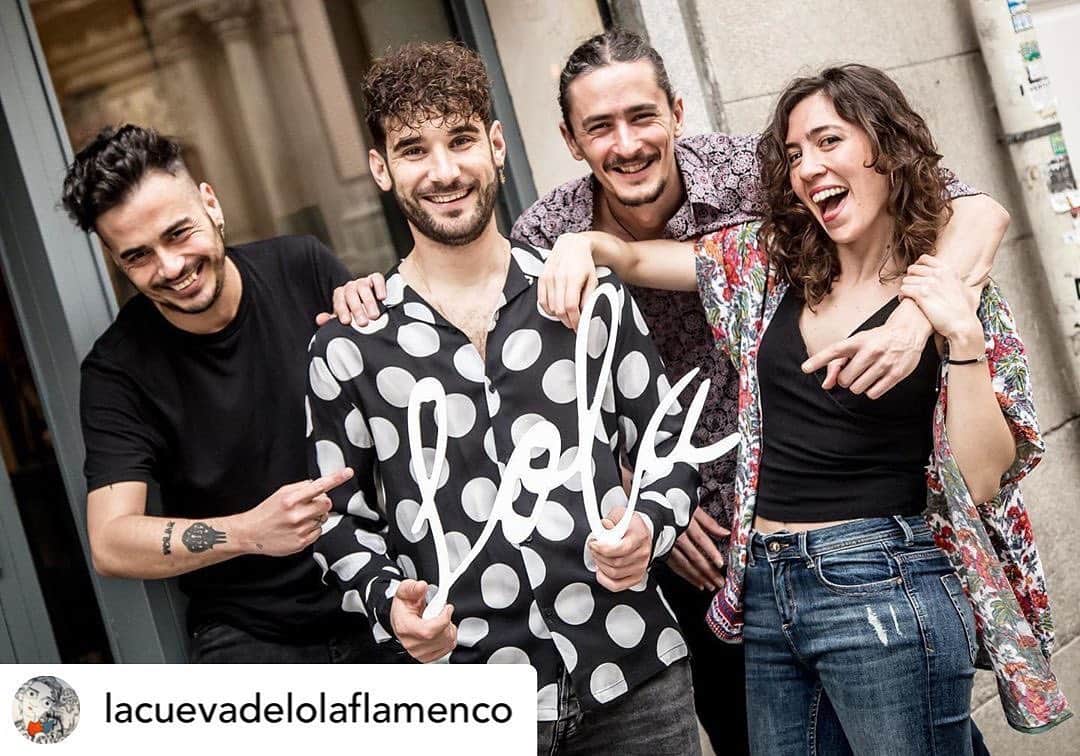 DeFlamenco.comさんのインスタグラム写真 - (DeFlamenco.comInstagram)「Puntos de reunión de flamencos en Madrid.  Posted @withregram • @lacuevadelolaflamenco Madrid pasa a la #Fase2 🎉 y nosotros abriremos las puertas de nuestro local el MARTES 9 a las 18h30. 🤭❤️ Ya sabéis que en LA CUEVA DE LOLA tenemos pasión por vestirnos de flamencxs 💃🏽 y darlo todo en el escenario, pero en estos momentos tan difíciles y tan raros, nos toca reinventarnos.  Así que de momento te esperamos en nuestra CANTINA, de martes a viernes a partir de las 18h30. ¡Los sábados y domingos a partir de las 13h00!  Ay... ¡Qué ganitas! No sabéis lo fresquita que está ya la cerveza, lo bien que sabe el vermut de grifo, lo rico que nos salen los mojitos... 🍻🍹🍃 Y de las tostas mejor no hablamos porque se nos cae la baba. ¡Muy atentxs a nuestras redes porque estamos preparando cositas muy guays!  #LaLolaVuelve」6月6日 22時09分 - deflamenco