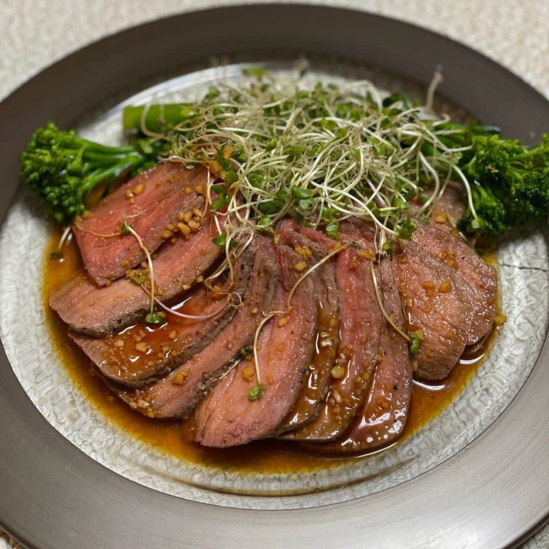 吉田愛璃のインスタグラム：「. . お肉について考えたことありますか？ . 常日頃どうゆうお肉を食べているのか その牛さんや豚さんはなにを食べて育ったのか どうゆう過程を経てスーパーや食卓へ並ぶのか  色々学び驚き考える今日この頃... もともと大好きだから尚更。 お肉だけに限らず無知は本当に怖い。。 口にし体を作るもの、ちゃんと知識を持ちたいし感謝を忘れずにいたい💦  #どうしていこう　 #命に感謝　#食物連鎖　#人間のエゴ　#食べ物で体は作られる」