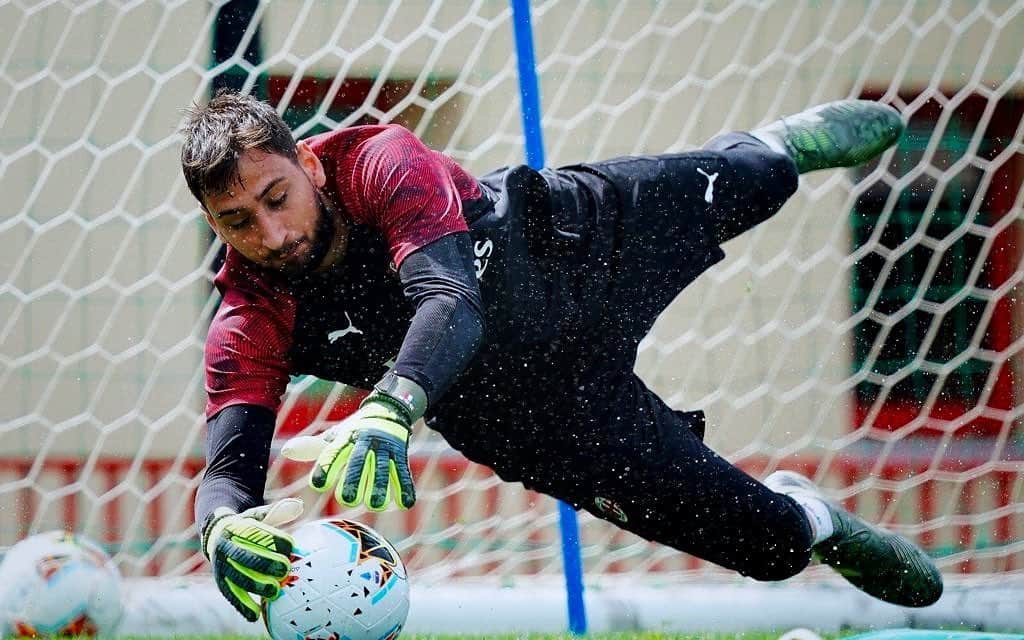 ジャンルイジ・ドンナルンマのインスタグラム：「Catch me ⚽️ if you can 🧤! 😉✅」