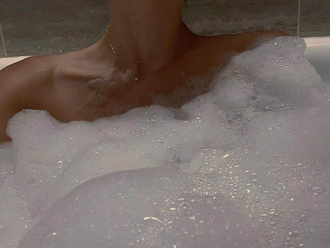 JUNNAのインスタグラム：「🧺mood🧼🧽 過去の旅の思い出をまとめたYouTube作っている🚿 が、脱線し過ぎて、懐かしんで、本日終了😅  その前に昨日の謎のライブでお喋りしたネイルのお話しUPします🛁  もーちょい😅  #YouTube #エトレスキンジュエリー」