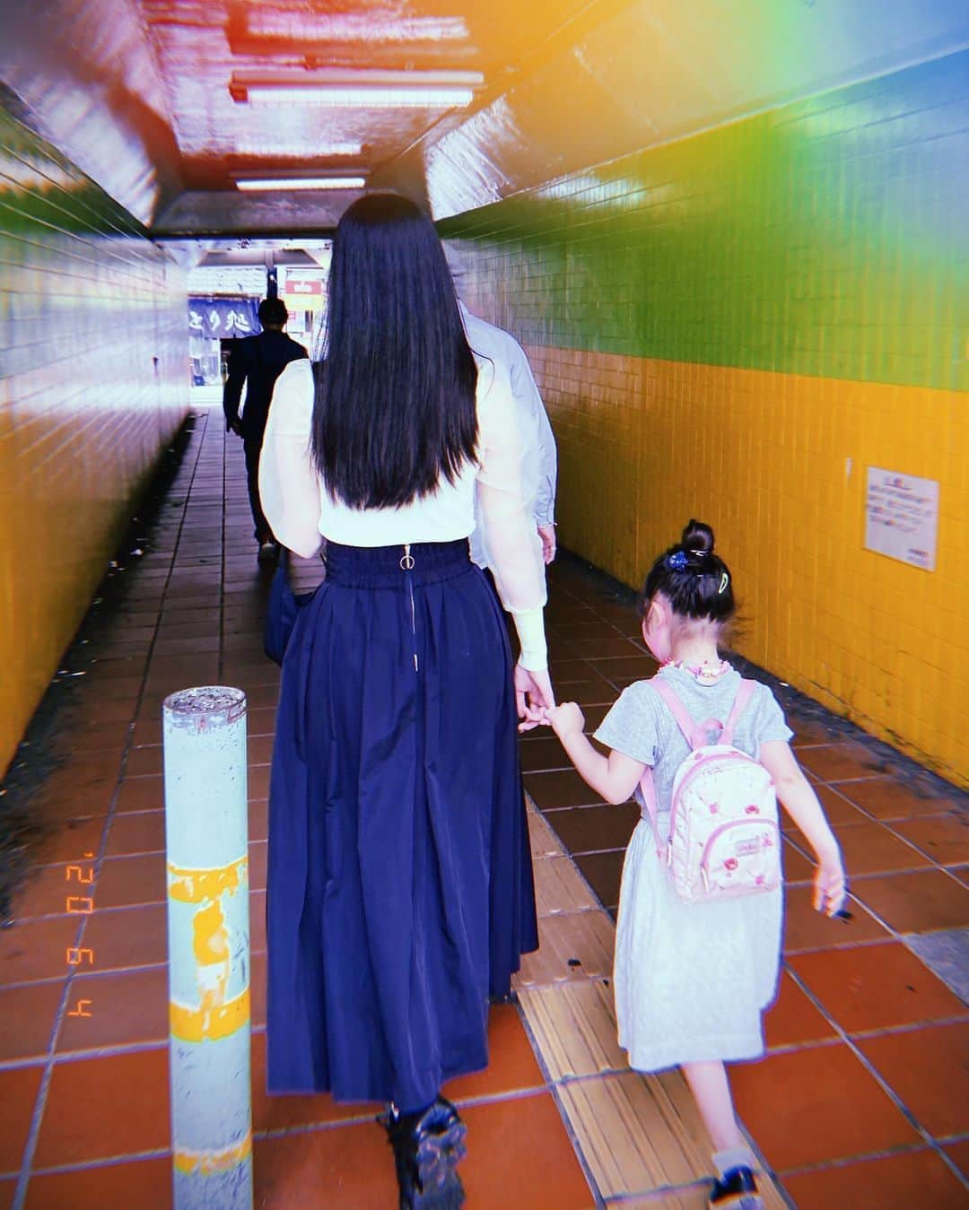 奥村佳恵のインスタグラム：「👭🏻☀️ #おもち  #親友の子ども  #いちばん小さな親友 #bestfriendsdaughter  #mylittlefriend」