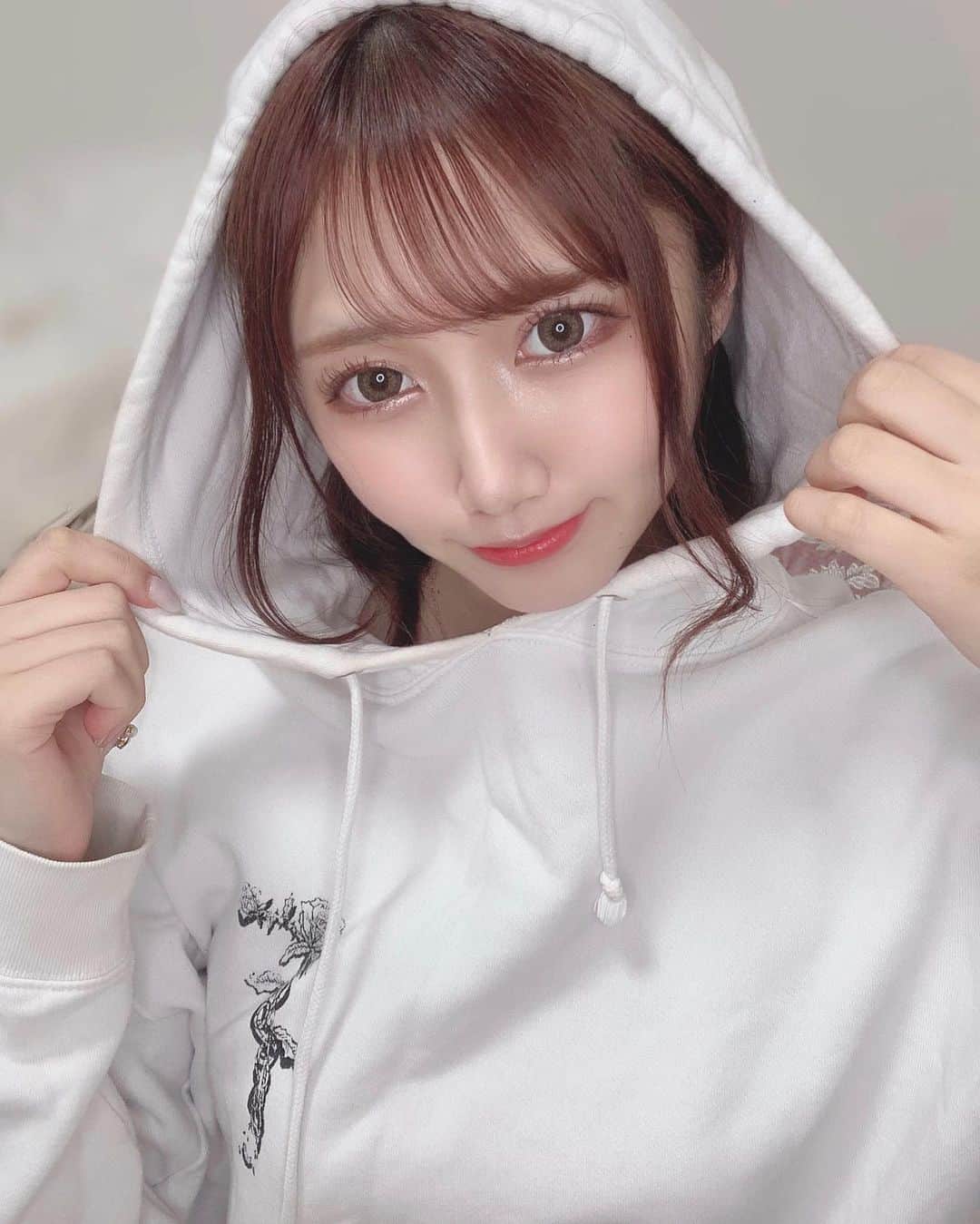 のインスタグラム：「梅雨だ〜☔ ・ ・ ・ ・ #斎藤あみり#av女優#プレステージ#自撮り#salute#lingerie#sexy#グラビア#性感女优 #女星#可爱#kawaii#selfie#photography#パーカー」