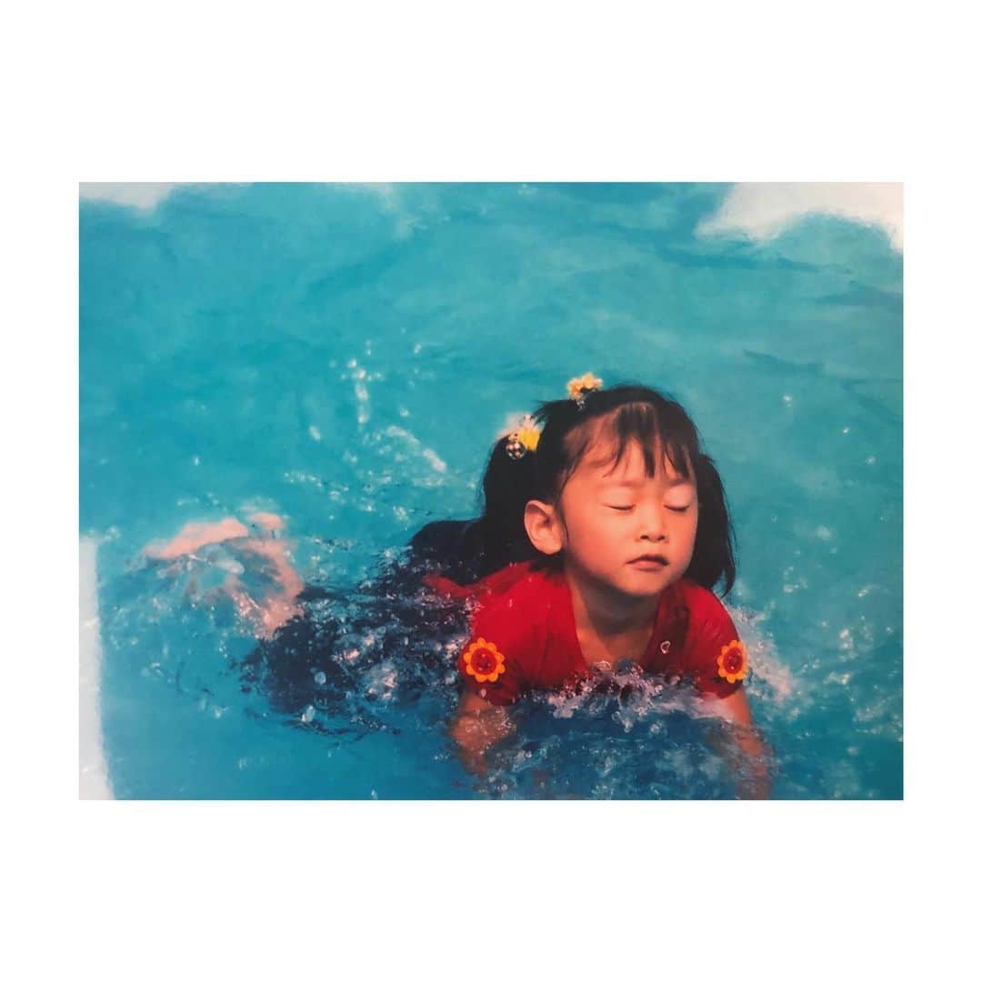 YURINAさんのインスタグラム写真 - (YURINAInstagram)「・﻿ ﻿ 👧🏻🏊‍♀️💦﻿ ﻿ 📸 #幼少期  #過去pic﻿ ﻿ 以前 #水泳 苦手で泳げないと言ったことが﻿ ﻿ あって皆さんから意外！！と驚かれたのですが﻿ ﻿ ﻿ 小さい頃、水が怖かったんです😂﻿ ﻿ それを表すような写真が出てきたので。笑﻿ ﻿ 目に水が入るのを怖がってます🙈﻿ ﻿ ﻿ バリバリ泳げます！って﻿ ﻿ 言えるようになりたいな😂😅﻿ ﻿ ﻿ ﻿ #オリックス #BsGirls #Bs2020 #avex﻿ #baseball #プロ野球 #ORIX #Buffaloes﻿ #超革新系 #勝紺 #京セラドーム大阪 ﻿ #ほっともっとフィールド神戸 #オリ姫 ﻿ #yurina_359  #BsGirls2020 #performer﻿ #dance #全力パフォーマンス #followme﻿ #高身長女子 #筋トレ女子 #黒髪ストレート #🖤﻿ ﻿#それにしても #前髪どうした #レア写真」6月6日 22時19分 - yurina_bsgirls_359