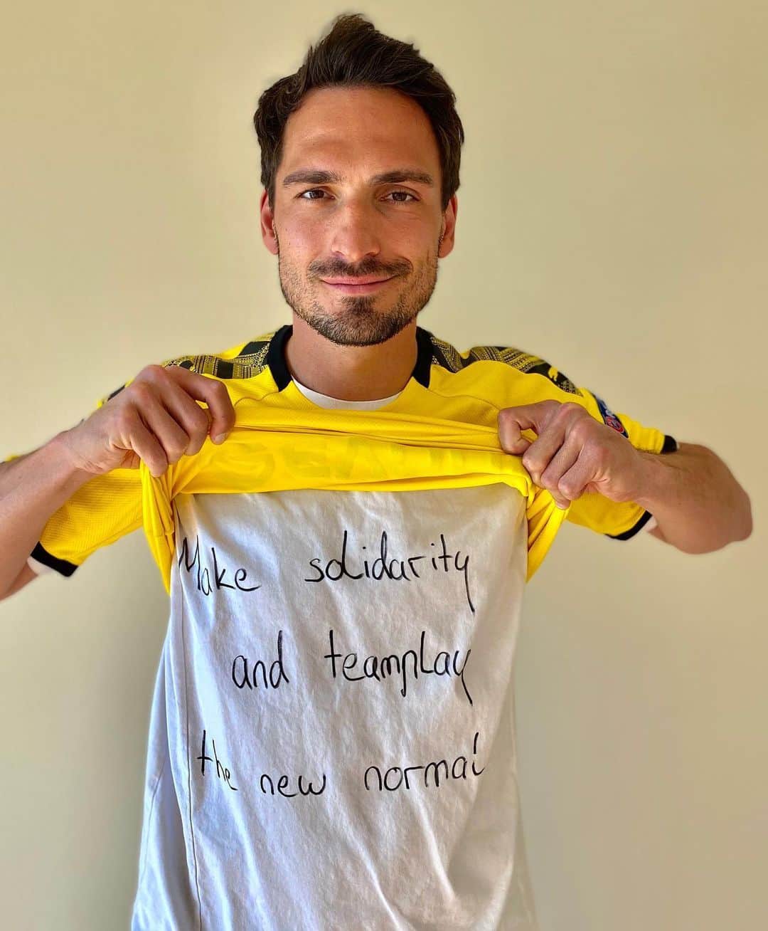マッツ・フメルスのインスタグラム：「I can’t play today unfortunately, but I still have an important message to deliver. No matter if it‘s about the Corona Crisis or #blacklivesmatter, each and everyone of us should consider how to support each other better and how to speak up!  My message is: MAKE SOLIDARITY AND TEAMPLAY THE NEW NORMAL! ✍️ Thanks for the inspiration @juanmatagarcia! Everyone else, what’s your message? 🌍✊ @commongoalorg  #CommonGoal」