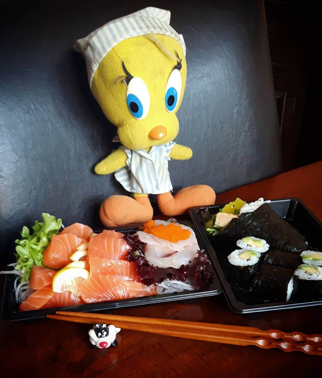 Little Yellow Birdさんのインスタグラム写真 - (Little Yellow BirdInstagram)「Like the good, responsible bird that I am, I decided to stay home yesterday and instead order my favourite food: sushi! #littleyellowbird #tweety #tweetykweelapis #adventures #yellow #bird #weekend #saturday #dinner #food #goodfood #sushi #sashimi #japanese #japanesefood #stayhome #stayhealthy #stuffedanimalsofinstagram #plushiesofinstagram」6月6日 22時25分 - tweetykweelapis
