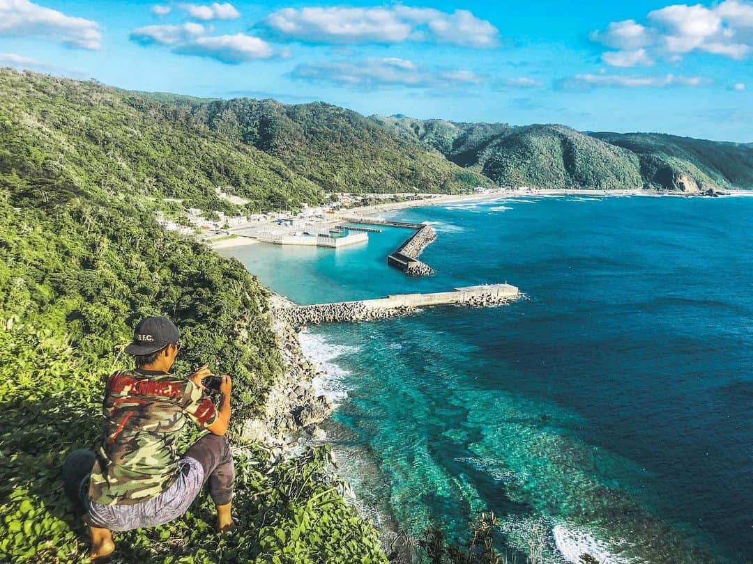 安藝正俊のインスタグラム：「: fishing spot🎣 我らの聖地  グルクン17匹の爆釣 豪雨の中ミジュン3連単 エーグァーの爆釣→全部おじさんにあげる 釣った魚のみでご飯済ませる 釣ったグルクンをサメに食われる 釣竿落下事件→決死の救出 水汲みバケツで竿粉砕事件(犯人はガリガリ君) その他etc…  いろいろ伝説残したな〜w #沖縄 #沖縄移住 #沖縄生活 #釣り #釣り好き  #フィッシング  #アングラー #大自然 #絶景 #日本の絶景 #沖縄きぶん #海 #ショアジギング #キャスティング #okinawa #dayoff #angler #fishing #fishinglife  #shorejigging  #sealife  #oceanlife  #photooftheday #photojenic #vibes #yolo」