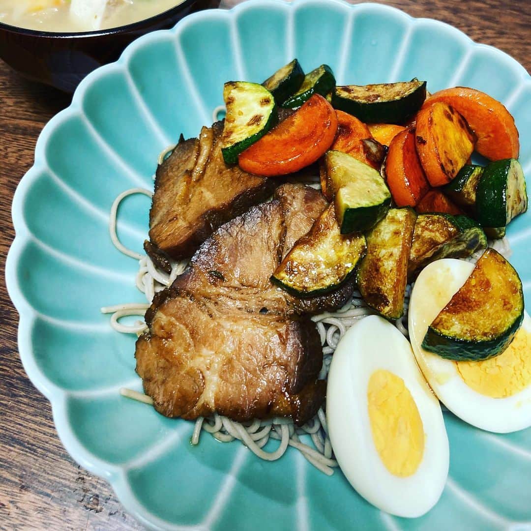 久保ミツロウのインスタグラム：「名も無き自炊飯のメモ。 最近はめんどくさくなって副菜は味噌汁ぐらいしか作れず。」