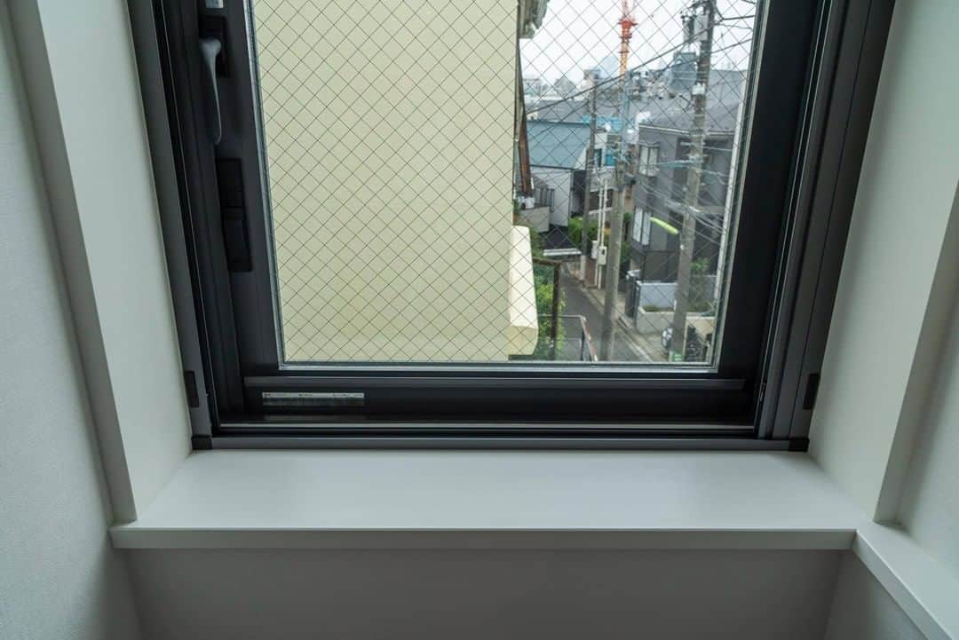 せたがやクラソンのインスタグラム：「『窓辺の生活風景 308』﻿ ﻿ ・小田急小田原線下北沢駅 徒歩5分 ・12.7万円・27.31m²・1R﻿ ___________________________________________________________________﻿  下北沢駅と世田谷代田の駅の中間くらい。 2020年3月に建ったばかりの安藤忠雄建築研究所の設計による低層賃貸マンション。 わたしは期待に胸膨らませ、向かったのです。  間取りもさまざま。 このお部屋は308号室。一人暮らし向きです。  窓辺が素敵に工夫できそうなお部屋だなという印象。 映画「LEON」でジャンレノが大事にしてる植物。 あのサイズは置けないかもしれないけれど、あの植物を愛でている感じ。素敵ですよね。 ジャンレノが仕事に行く時の服装とか、何年も前の映画なのに、素敵ですよね…。 また観たくなってきた…。 デザイナーズでもレトロマンションでも、 自分の好みに引っかかる何かがある部屋に出会いたいものです。 わたしもそう思いながらもう何年も経ってしまっている…。 若い頃よく行っていた下北沢も最近は印象が変わったように思います。 駅前にはおしゃれなビルやお店がたくさんあって。 また新しい下北文化が生まれていくんだろうな〜。 新しい下北と、新しいお部屋。 暮らしにも新しい光が差し込みそうな予感。 ___________________________________________________________________﻿ ﻿ 「オンラインでお部屋探し」スタートしました💁‍♀️💁‍♂️﻿ ご相談お待ちしております。 ﻿ ﻿ ▼詳細、そのほかのお部屋はプロフィールのリンクから﻿ @setagayakurasson﻿ ﻿ _____________________________________________________________________﻿ ﻿ #せたがやクラソン #せたがやンソン #賃貸 #お部屋探し #世田谷区 #世田谷散歩 #リノベーション #賃貸インテリア #日常 #ひとり暮らし  #下北沢駅 #小田急線  #建築  #オンラインお部屋探し」