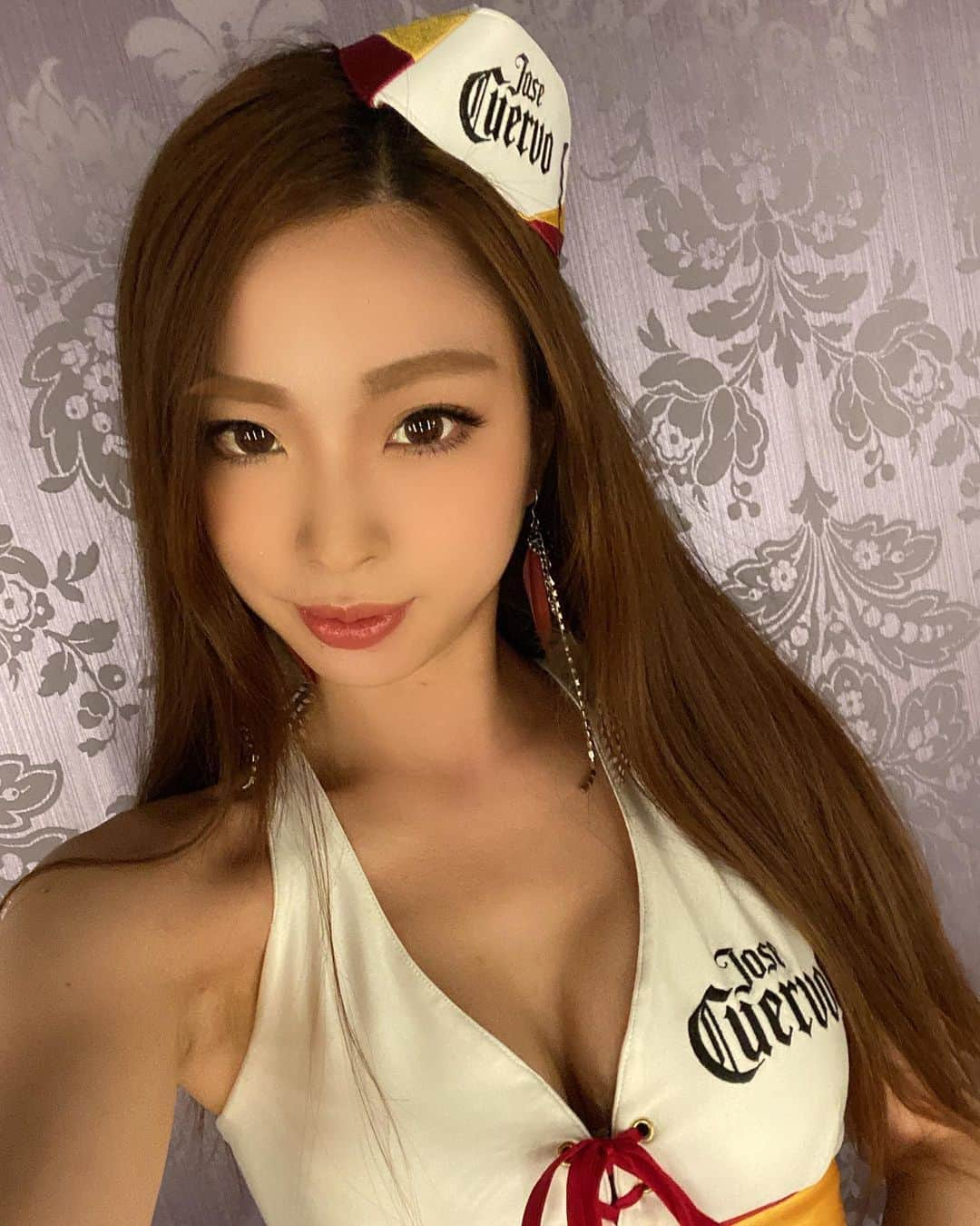 夏江花のインスタグラム：「みんなああー クエルボ飲んでる？！？！？！ 今日はクエルボガールのはなによるお知らせだよー📢 【お知らせ①】 お家で楽しめるクエルボシルバーの飲み方を考案したから次のpost見てね☆〜（ゝ。∂） 写真も可愛く撮れたから次の投稿に引っ張るよ❤️(完全に自画自賛) 【お知らせ②】 みんなで外で集まってクエルボを飲めない日が続いていますが、皆さん元気にしてますか？！ 私は今年度一杯はスケジュールの関係で、クエルボガールとしてのプロモーション活動には参加できません…😭 前に配信をした時にクラブで私の事を覚えてくれたよっていう人も沢山いて嬉しかったな🥺一緒に乾杯してくれてありがとう✨✨ またいつか復帰したいと思います😉❤️ クエルボを愛してくれている人達がいつもの店舗さんに集まって楽しめる日が 一日も早く来ることを願っています！  コロナ騒動が落ち着いたら他のクエルボガールのみんなはまたクラブやフェスなどで活動を再開するので、 またどこかでクエルボガールを見かけたら沢山乾杯してねっ❤️💛 #レースクイーン#RQ #레이싱모델  #일본여자#イベントコンパニオン#キャンギャル#モデル#model#ロングヘア#スーパーロング#ストレートヘアー#メイク濃いめ#ぎゃう#クエルボガール#クエルボ#josecuervo#cuervo#クエルボしか勝たん#フォローミー　#followme #팔로우하세요 #팔로우 #フォロー歓迎#🇯🇵#🇲🇽 #💋」