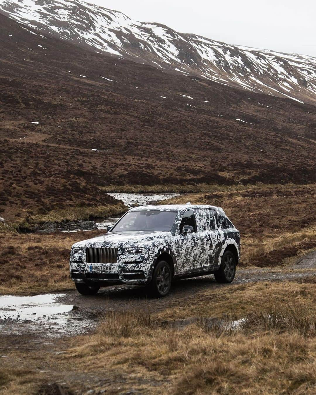 ロールス・ロイスさんのインスタグラム写真 - (ロールス・ロイスInstagram)「#TheFinalChallenge found #RollsRoyceCullinan in Scotland, where its performance ability was tested against precarious mountain ranges and serpentine rivers. ⁣  The goal of photographer and explorer Cory Richards? Attempt to break an unbreakable car. ⁣ Regardless of the obstacles it was presented with, Cullinan forged onward — all without a single moment’s hesitation. ⁣ —⁣ Watch every episode of our #InspiringGreatness series; link in bio.⁣  —   NEDCcorr (combined): CO2 emission: 330-328 g/km; Fuel consumption: 19.5 mpg / 14.5 l/100km *   WLTP (combined): CO2 emission: 361-344 g/km; Fuel consumption: 17.8-18.6 mpg / 15.9-15.2 l/100km #」6月6日 22時43分 - rollsroycecars