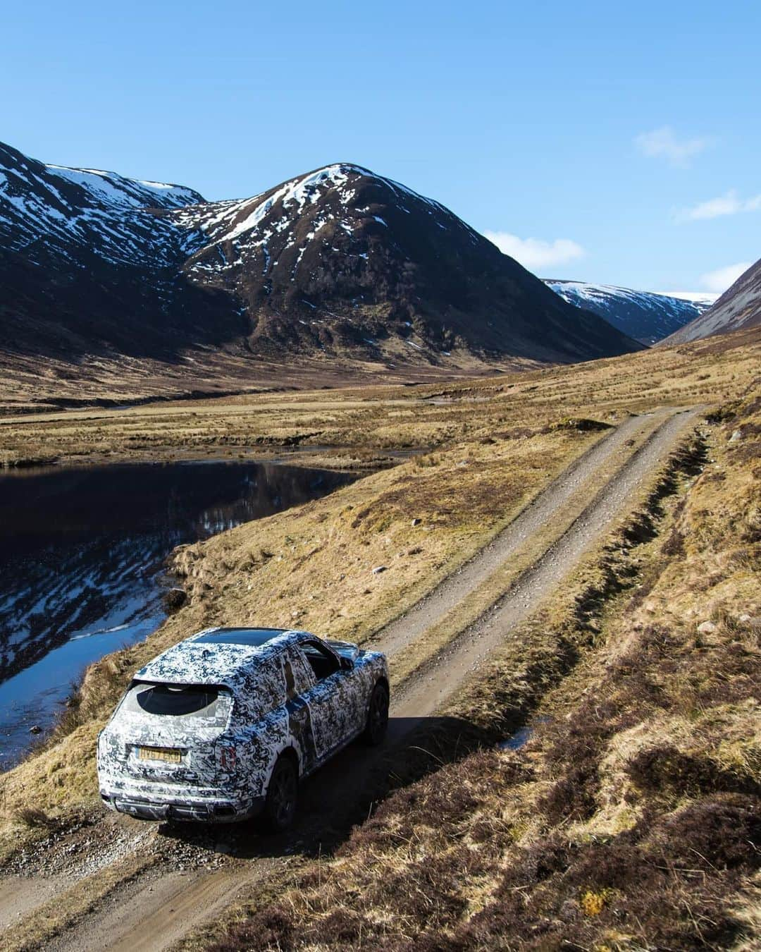 ロールス・ロイスさんのインスタグラム写真 - (ロールス・ロイスInstagram)「#TheFinalChallenge found #RollsRoyceCullinan in Scotland, where its performance ability was tested against precarious mountain ranges and serpentine rivers. ⁣  The goal of photographer and explorer Cory Richards? Attempt to break an unbreakable car. ⁣ Regardless of the obstacles it was presented with, Cullinan forged onward — all without a single moment’s hesitation. ⁣ —⁣ Watch every episode of our #InspiringGreatness series; link in bio.⁣  —   NEDCcorr (combined): CO2 emission: 330-328 g/km; Fuel consumption: 19.5 mpg / 14.5 l/100km *   WLTP (combined): CO2 emission: 361-344 g/km; Fuel consumption: 17.8-18.6 mpg / 15.9-15.2 l/100km #」6月6日 22時43分 - rollsroycecars