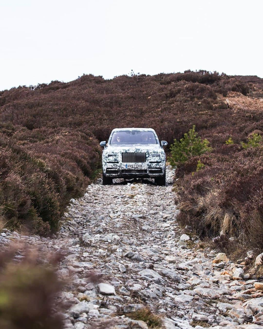 ロールス・ロイスさんのインスタグラム写真 - (ロールス・ロイスInstagram)「#TheFinalChallenge found #RollsRoyceCullinan in Scotland, where its performance ability was tested against precarious mountain ranges and serpentine rivers. ⁣  The goal of photographer and explorer Cory Richards? Attempt to break an unbreakable car. ⁣ Regardless of the obstacles it was presented with, Cullinan forged onward — all without a single moment’s hesitation. ⁣ —⁣ Watch every episode of our #InspiringGreatness series; link in bio.⁣  —   NEDCcorr (combined): CO2 emission: 330-328 g/km; Fuel consumption: 19.5 mpg / 14.5 l/100km *   WLTP (combined): CO2 emission: 361-344 g/km; Fuel consumption: 17.8-18.6 mpg / 15.9-15.2 l/100km #」6月6日 22時43分 - rollsroycecars