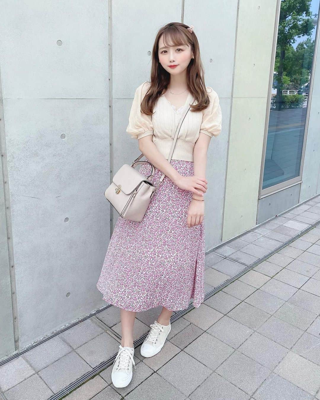 のインスタグラム：「. . 風が強かった🍃🍃 このトップス数年前のだけど お気に入りで毎年着ちゃう❣️ お気に入りのトップスにスカート！ . . . 👗トップス　@snidel_official . 👗スカート　@moyumoyu_official . 👜バッグ　@noela_official . 👟スニーカー　@zara . 🎀クリップ　@hm . . . . #私服 #coordinate #春服 #春服コーデ #春コーデ #snidel #スナイデル #zara #noela #エイチアンドエム #love #instagood」