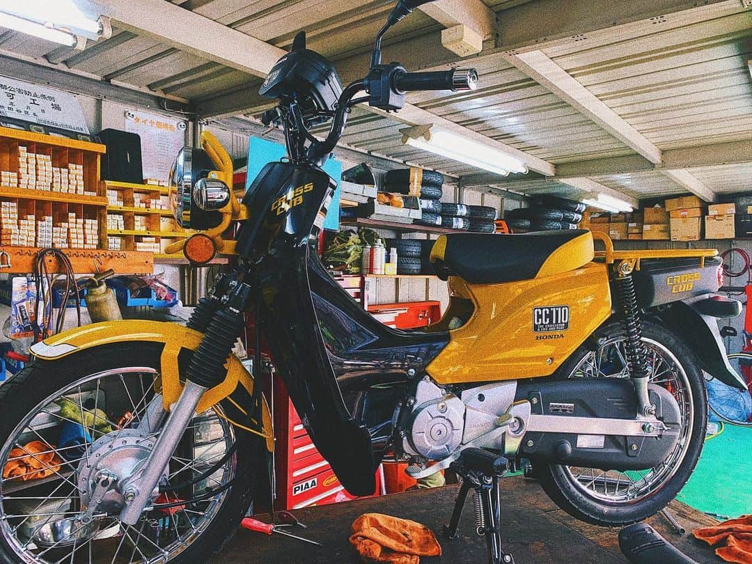 のインスタグラム：「最近、黄色の物に目がいってしまう👓  #jj #tflers  #tbt #bike #instagood  #yellow」