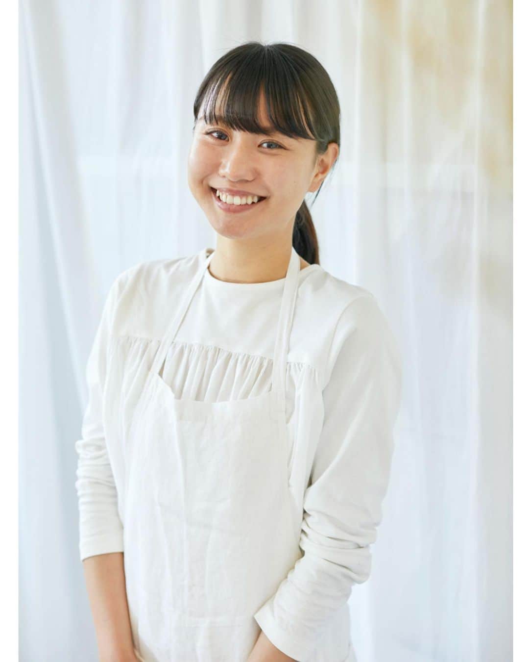 鈴木あすなのインスタグラム：「日々の忙しさに追われ、気づいたら次の季節がやってくる。 . 今を生きるってかっこいいけど、なかなか難しい。 . 私の場合、明日の撮影の心配や、いつかの分からない不安を抱えながら過ぎてゆく日もある。 . 自分は何をしていたのか、ちゃんと毎日を大切に重ねられてこれたのか、不安になる日もある。 . そんな時、立ち止まって「今」に目を向ける。 . 季節のものを食べたり、その時にしかならない野菜や果物で保存食を仕込み、季節をたっぷり感じる。 . こうした作業を通じて、今に向き合っている、きっと今の自分は大丈夫、そんなふうに自信をくれる。 . 今を生きるとは、私の中で今の自分を大切に過ごすという解釈で、結局のところ、旬のものを丁寧に料理することなのかもしれない。 . 初夏は1年で今しかできない手仕事がたくさんあります。 . 梅、らっきょ、新生姜、山椒、ぬか床、などなど。 . 今年は何か手仕事にチャレンジしてみたいという方、今を大切に食で力をつけたいという方、アトリエで初夏のシロップ作りをしますよ。 . 一緒に手間暇かけて夏を元気に過ごすためのドリンクを仕込みましょう。 (詳しくは1つ前の投稿またはHPをみて下さいね。) . 私は「てまひま」という日本語がすきです。 . 手間暇かけて作ったものは、食べる人をきっと幸せにしてくれますよね。 . 私はすでに夏バテ気味で早くドリンクを仕込みたいです。笑 . 7月の最終週は私が講師を務める季節のレッスンもスタートしたいと準備中です。 . (写真は久々の撮影のオフショットでした🤳) . #季節の手仕事#梅シロップ#ジンジャエール#赤紫蘇ジュース#名古屋料理教室」