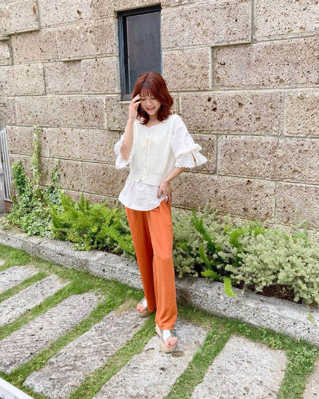 海江田麻貴さんのインスタグラム写真 - (海江田麻貴Instagram)「ㅤㅤㅤ  ㅤㅤㅤ 体調回復しました🌟 ファンの皆さんの優しさがしみたここ数日、、泣けた〜😂 ありがとう♥️ ㅤㅤㅤ  ㅤㅤㅤ 去年まで脚の太さ気にして履けんかったパンツスタイルも 今年はいっぱい楽しみたい🧡  ㅤㅤㅤ  ㅤㅤㅤ  ㅤㅤㅤ #summerpants #colorpants #summerfashion #summervibes #summer2020 #南船場カフェ #大阪カフェ #sandals #サマーニット #summerknit #ニットベスト #かぎあみ #ブラウス #whiteblouse #オレンジヘアー #orangehair #ベリーピンク #ミディアムヘアアレンジ #ウェーブ巻き #ミックス巻き #オレンジコーデ #ビタミンカラー #vitamincolor #japanesegirl #大阪カフェ巡り #心斎橋カフェ」6月6日 22時58分 - _makiii0924_