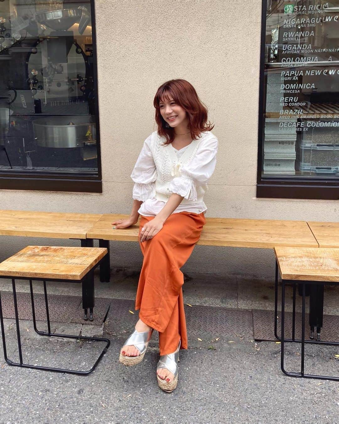 海江田麻貴さんのインスタグラム写真 - (海江田麻貴Instagram)「ㅤㅤㅤ  ㅤㅤㅤ 体調回復しました🌟 ファンの皆さんの優しさがしみたここ数日、、泣けた〜😂 ありがとう♥️ ㅤㅤㅤ  ㅤㅤㅤ 去年まで脚の太さ気にして履けんかったパンツスタイルも 今年はいっぱい楽しみたい🧡  ㅤㅤㅤ  ㅤㅤㅤ  ㅤㅤㅤ #summerpants #colorpants #summerfashion #summervibes #summer2020 #南船場カフェ #大阪カフェ #sandals #サマーニット #summerknit #ニットベスト #かぎあみ #ブラウス #whiteblouse #オレンジヘアー #orangehair #ベリーピンク #ミディアムヘアアレンジ #ウェーブ巻き #ミックス巻き #オレンジコーデ #ビタミンカラー #vitamincolor #japanesegirl #大阪カフェ巡り #心斎橋カフェ」6月6日 22時58分 - _makiii0924_