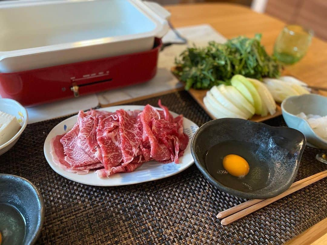 高橋ユウさんのインスタグラム写真 - (高橋ユウInstagram)「昨日の晩ごはん🍴 すき焼き🤩 夏の明るいうちからのすき焼き。なんて贅沢なんや。 美味しくいただきました。。👼 次の日の昼ごはんはすき焼き丼🍚  #すき焼き #おうちごはん」6月6日 23時02分 - takahashiyu.official