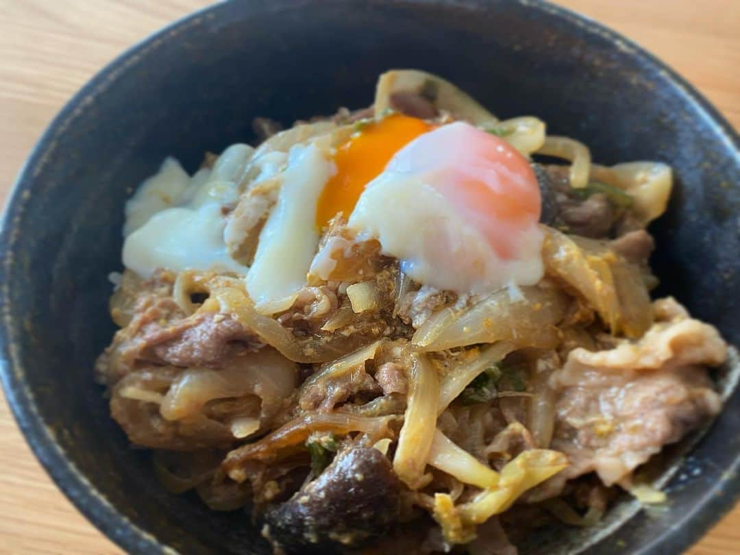 高橋ユウさんのインスタグラム写真 - (高橋ユウInstagram)「昨日の晩ごはん🍴 すき焼き🤩 夏の明るいうちからのすき焼き。なんて贅沢なんや。 美味しくいただきました。。👼 次の日の昼ごはんはすき焼き丼🍚  #すき焼き #おうちごはん」6月6日 23時02分 - takahashiyu.official